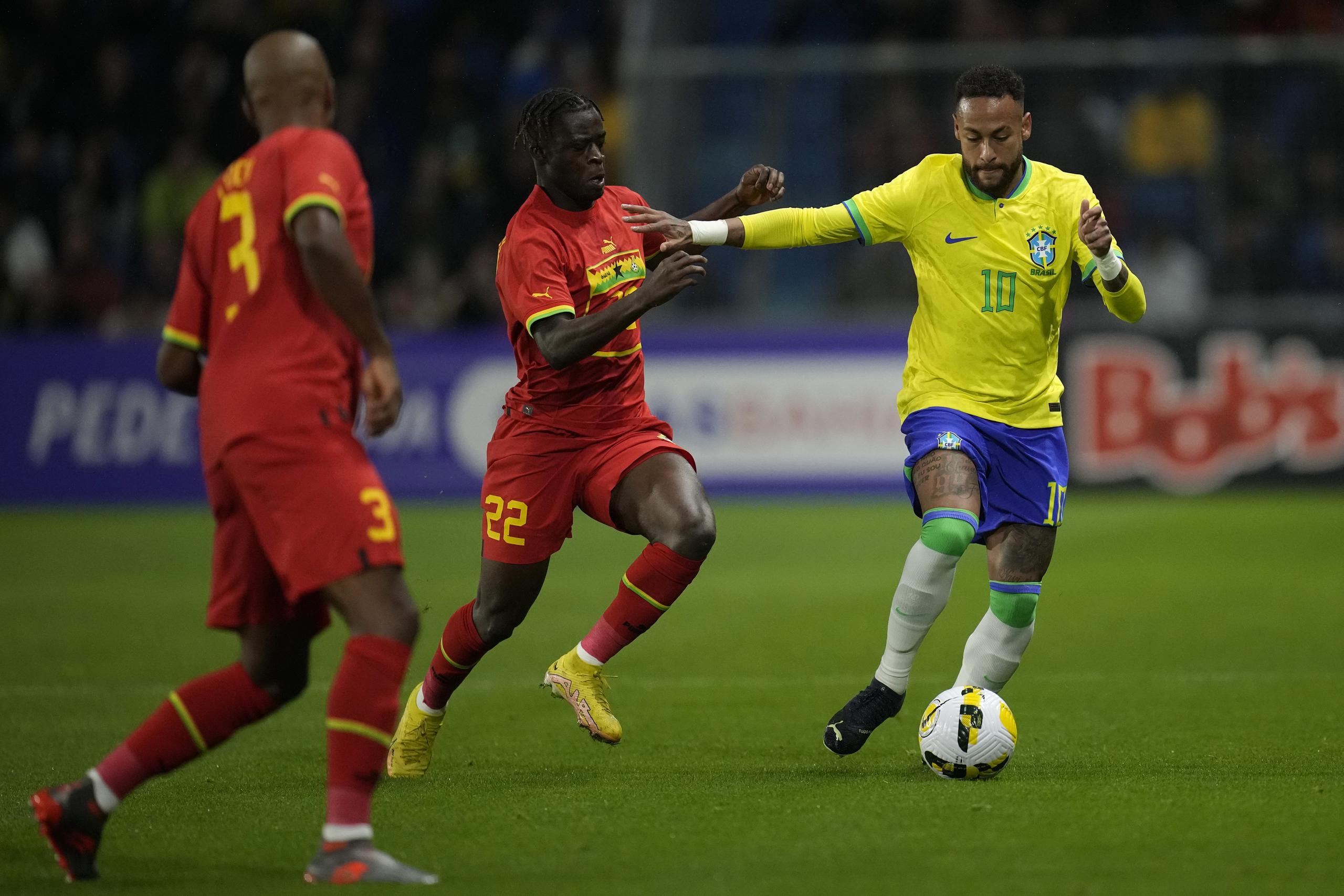 El delantero brasileño Neymar (derecha) pugna el balón con el ghanés Kamaldeen Sulemana durante un partido amistoso en Le Havre, Francia, el 23 de septiembre de 2022. Neymar intentará guiar a Brasil a su sexta corona mundial. El país es el único que ha ganado el torneo en cinco ocasiones.