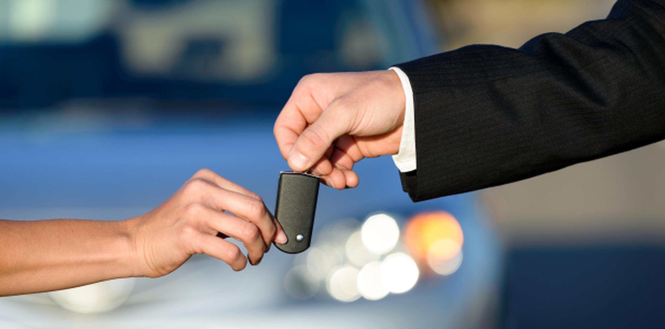 Pregunta si tu tarjeta de crédito tiene un seguro de autos para viajes antes de aceptar el de la compañía. (Shutterstock)