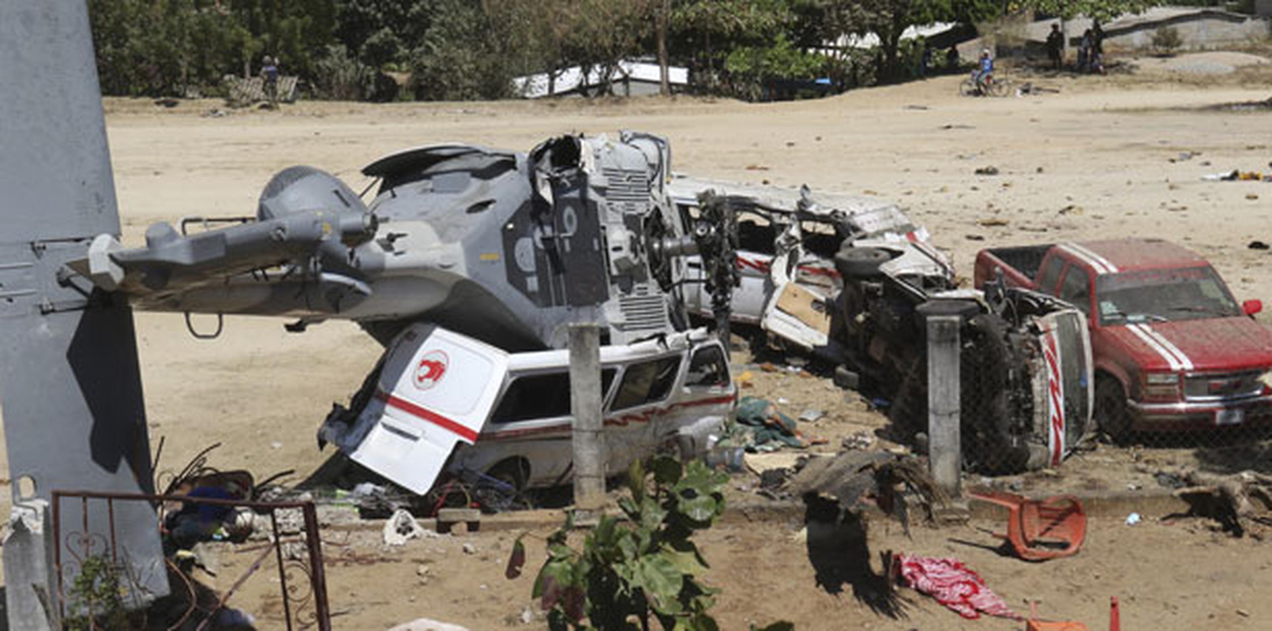 Unas 13 personas murieron al estrellarse un helicóptero enviado a evaluar los daños en Oaxaca el viernes. (AP)