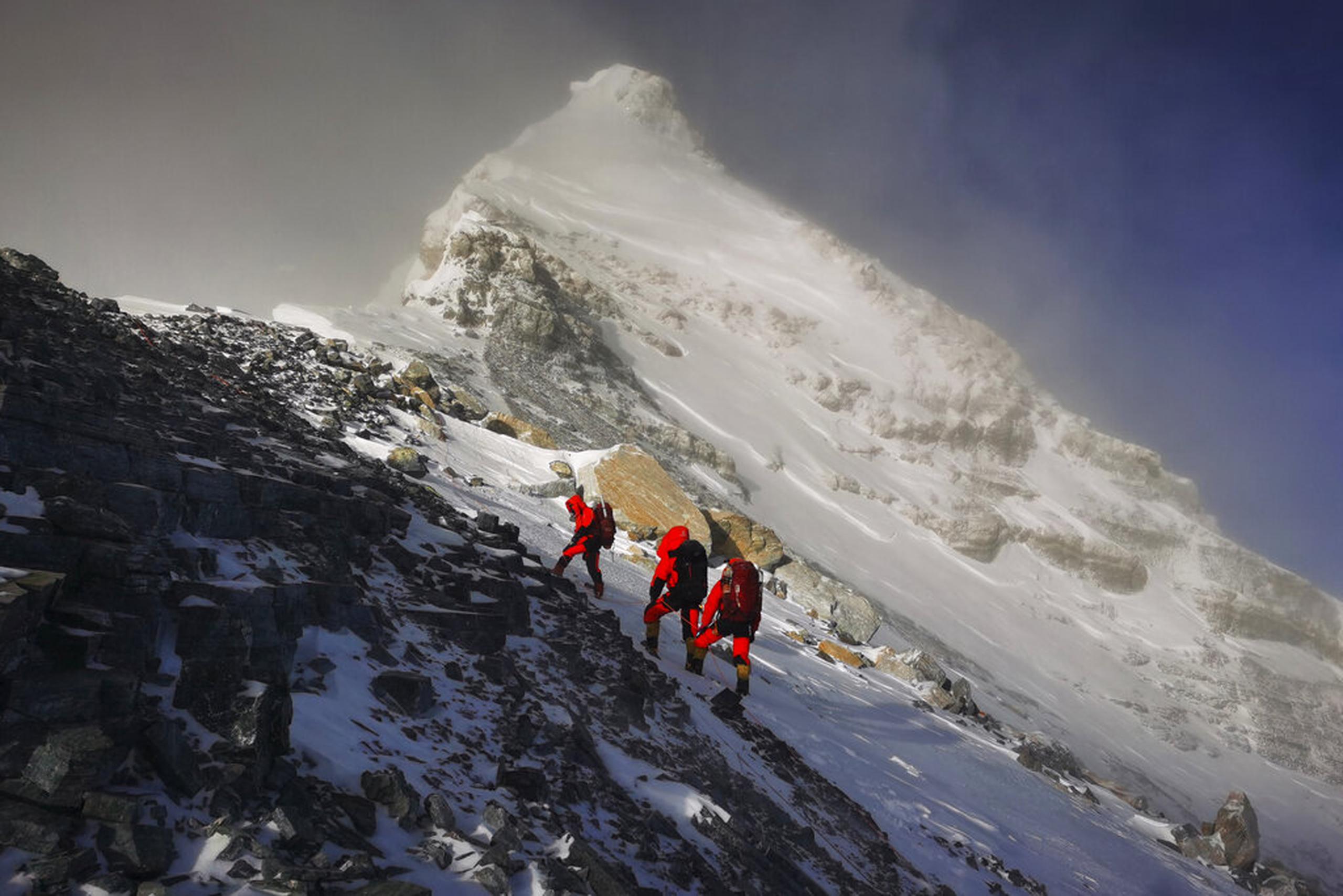 La nueva altura de la montaña se acordó después de prospectores nepalíes escalaran el pico en 2019 y un equipo chino hiciera lo mismo en 2020.