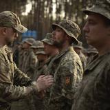 Ucrania estrena ley de reclutamiento mientras la ofensiva rusa pone a prueba a sus tropas