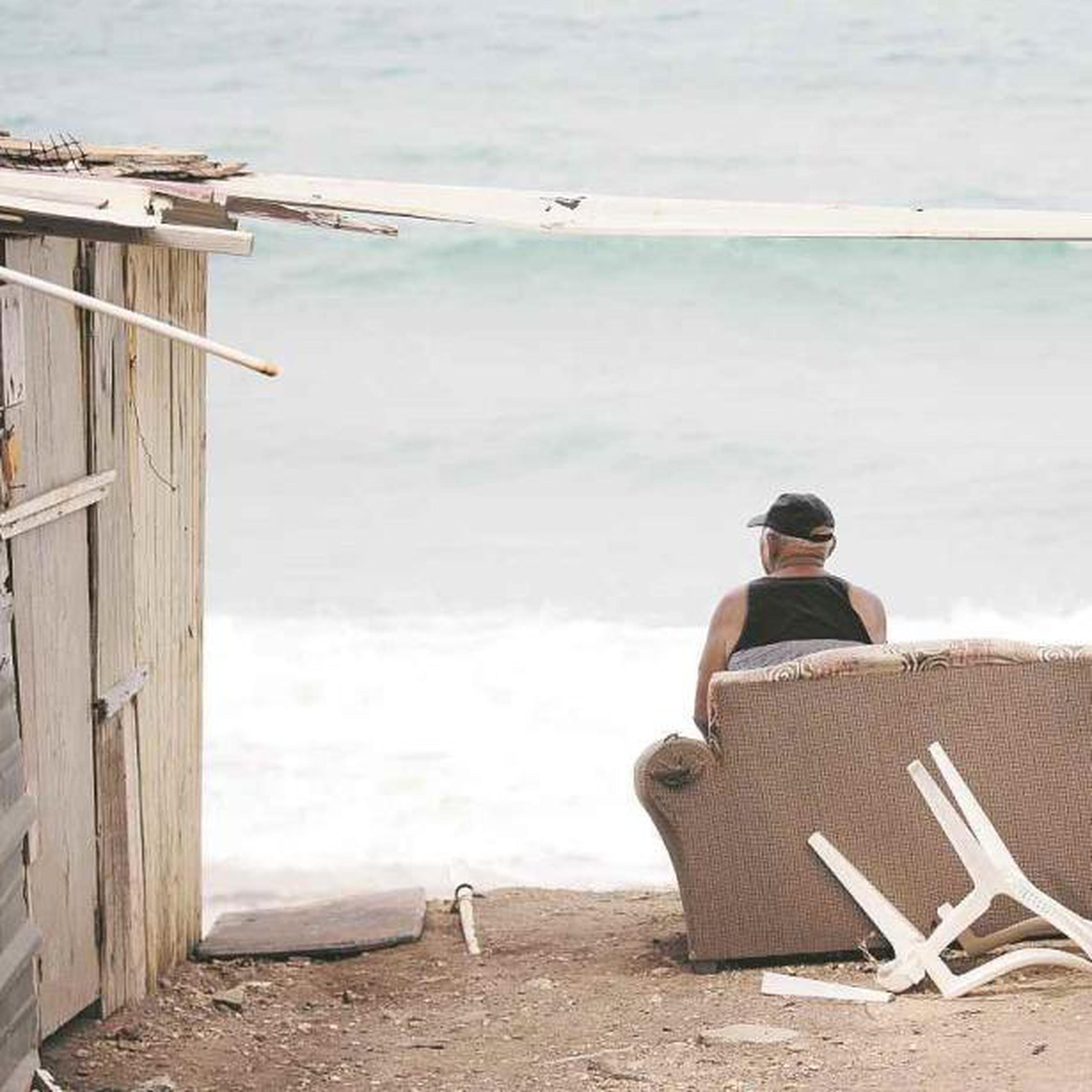 Don Ángel Luis Rosa, de 77 años, ha sido testigo de cómo el mar ha reclamado más espacio, poniendo en peligro su residencia y llevándose otras estructuras (teresa.canino@gfrmedia.com)