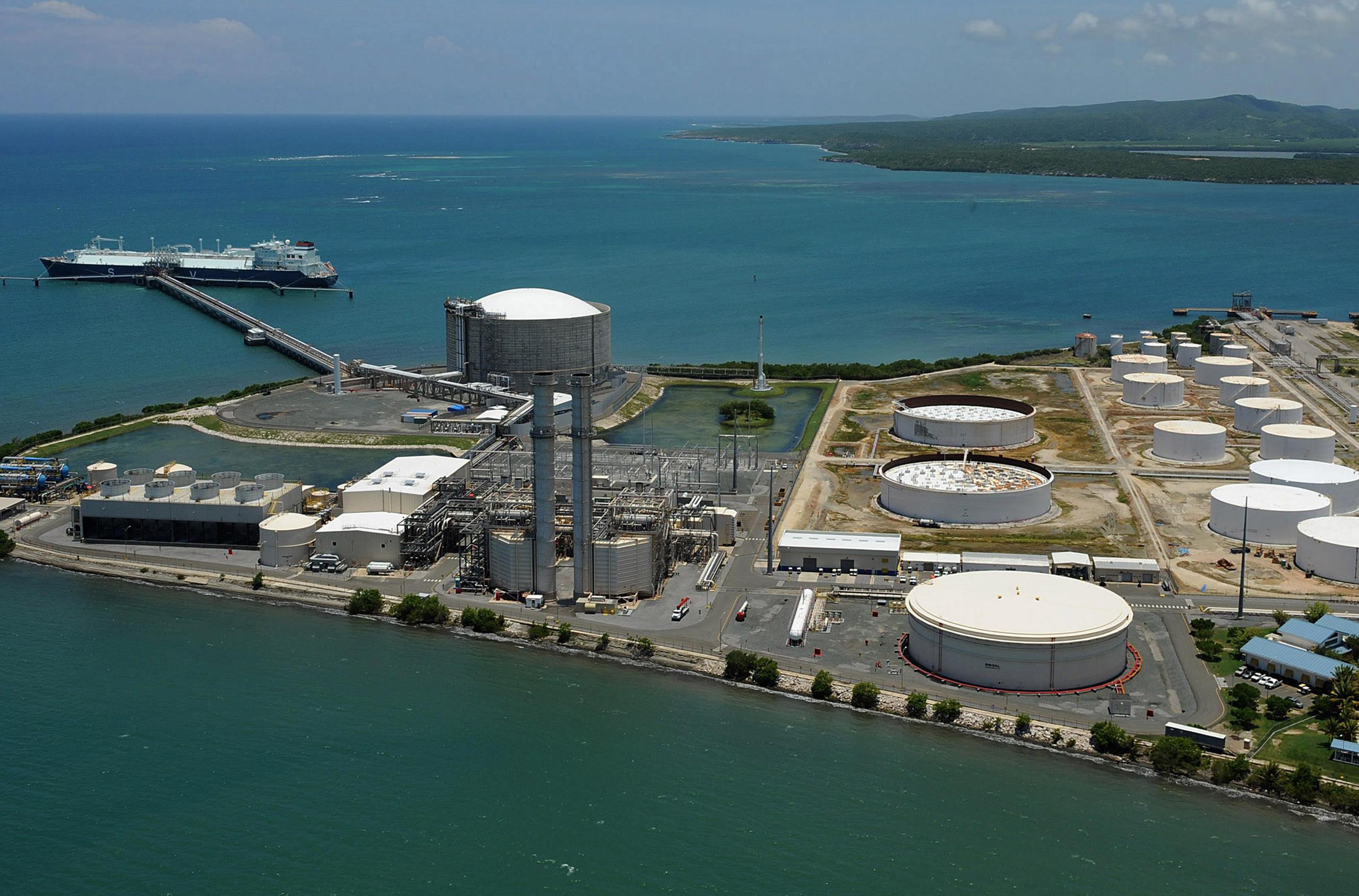 Entre mañana y el martes, el puerto de gas natural de la cogeneradora EcoEléctrica, en Peñuelas, “no estará disponible”, informó la AEE. (GFR  Media)