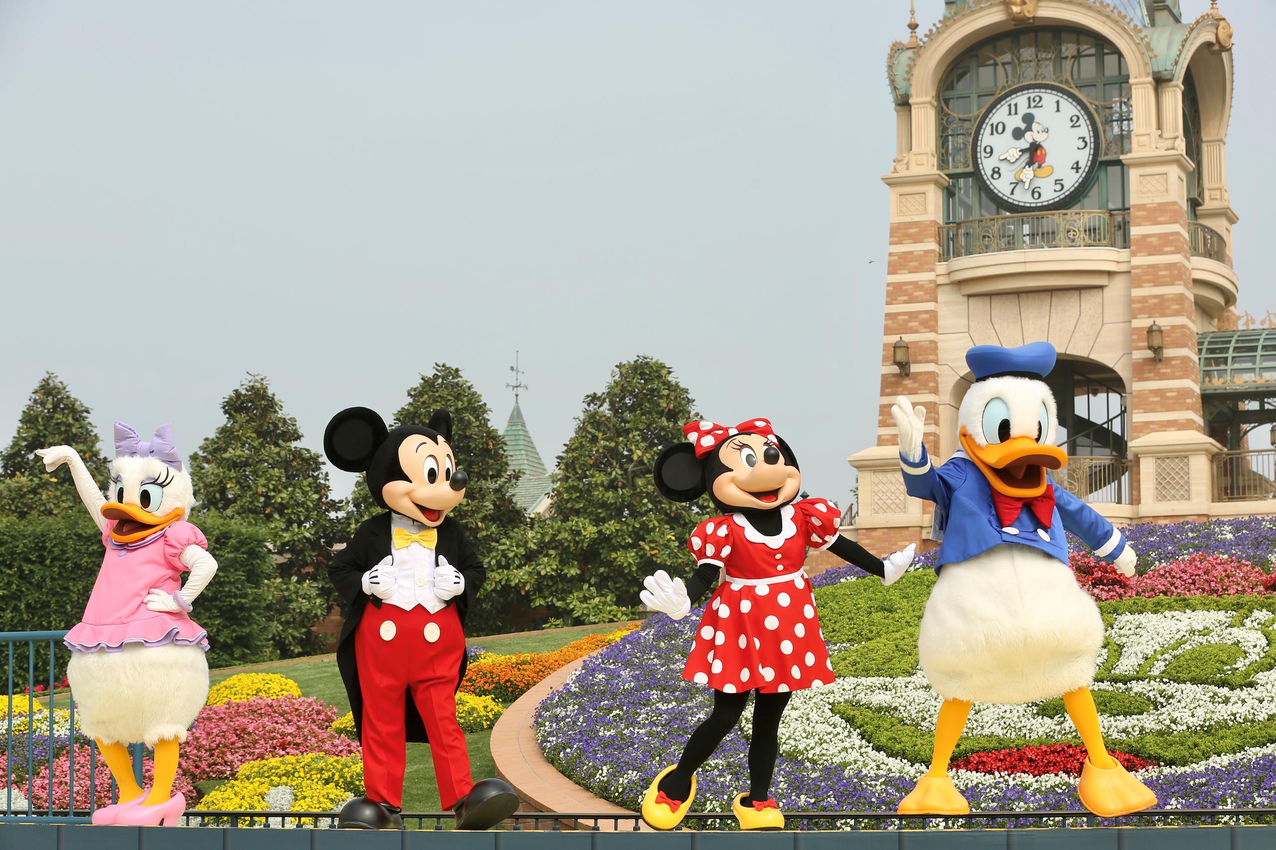Se comprobó la temperatura corporal a los visitantes, muchos ataviados con orejas de Mickey Mouse y niños disfrazados como personajes de películas.