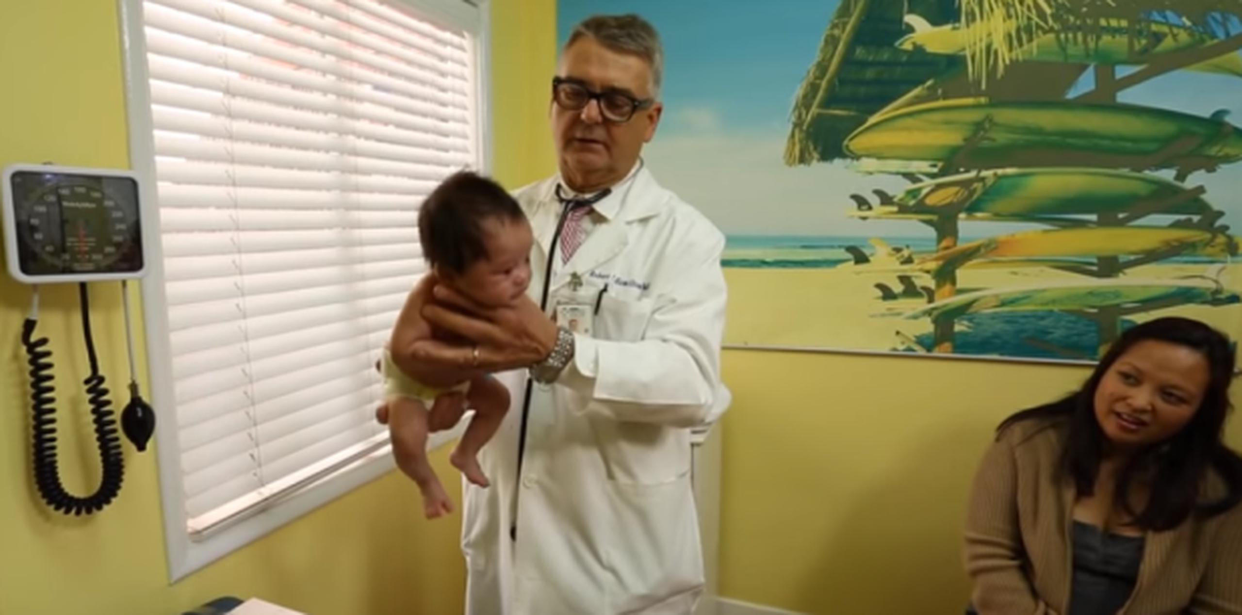 Así mismo: hasta la mamá se quedó impresionada al ver la rapidez con la que "Dr. Bob" calmaba a su pequeño paciente. (YouTube)