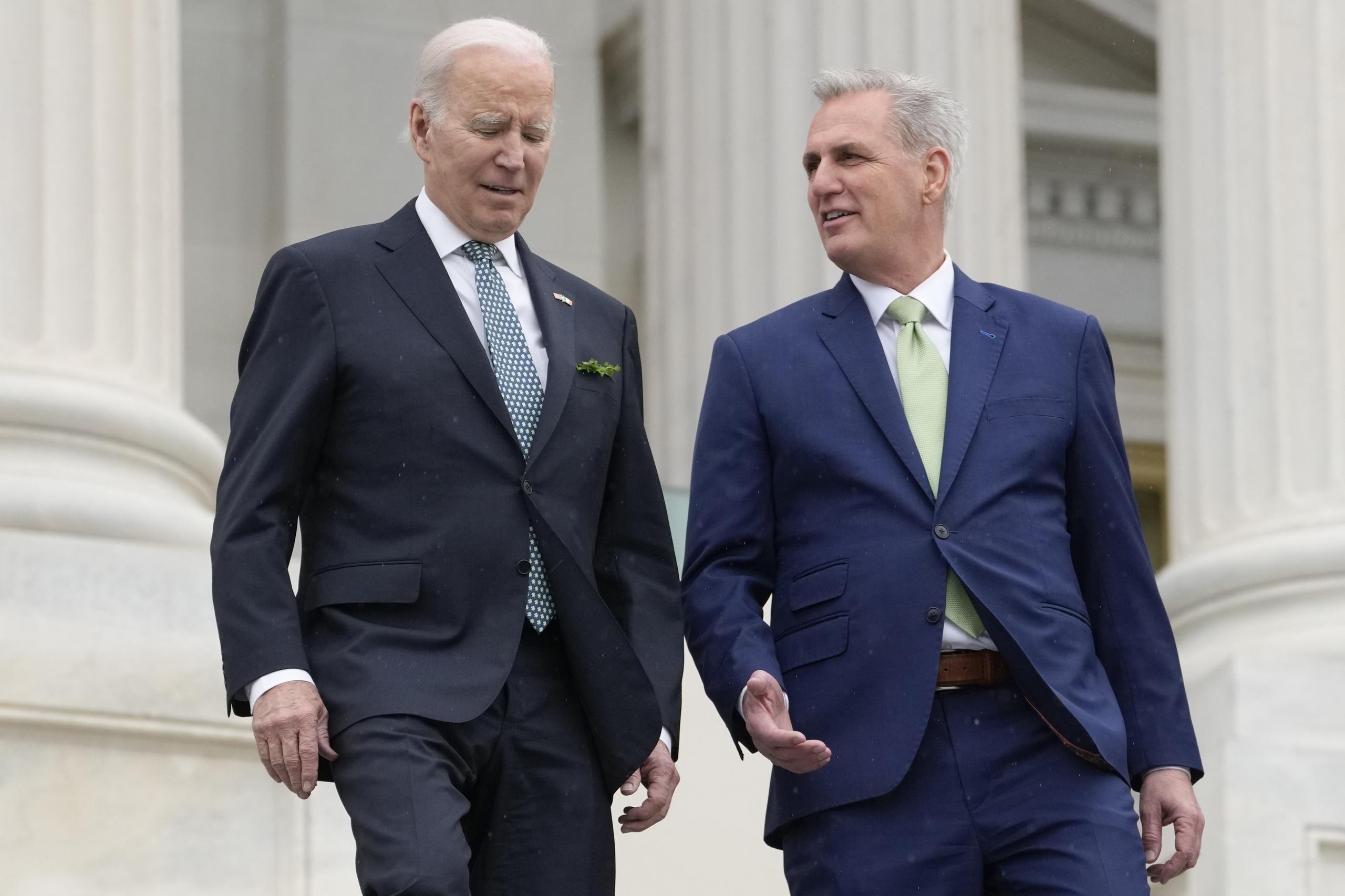 El presidente Joe Biden y el presidente de la Cámara de Representantes, Kevin McCarthy, en el Capitolio federal.