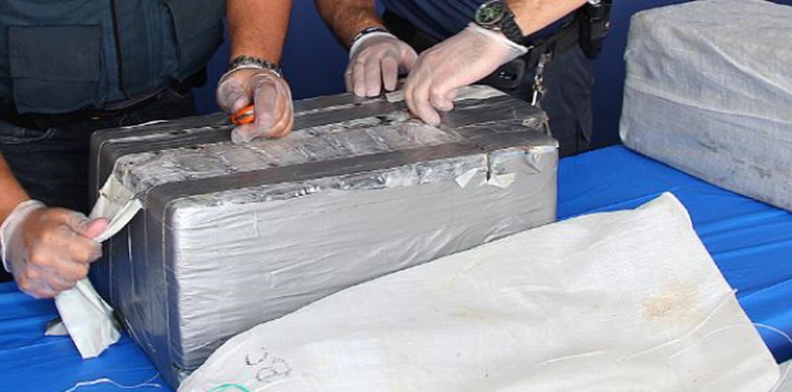 En un comunicado de prensa, el CPB indicó que un perro rastreador marcó unas piezas de maleta en una de las cabinas del barco y al ser abiertas se encontraron 10 paquetes de cocaína. (Archivo)