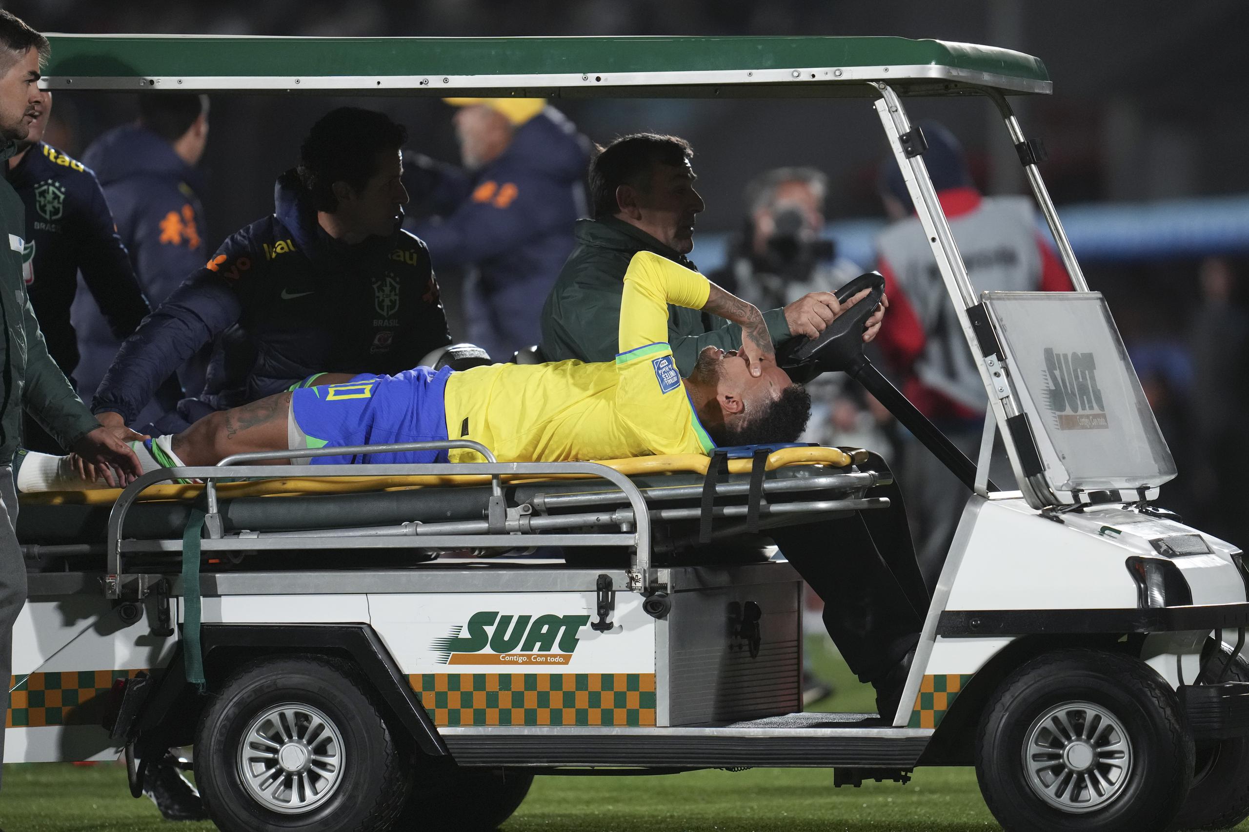 El delantero brasileño Neymar es transportado en camilla después de sufrir una lesión en partido de clasificación para la Copa del Mundo de 2026 en contra de Uruguay en el estadio Centenario, en Montevideo, Uruguay, el martes 17 de octubre de 2023.