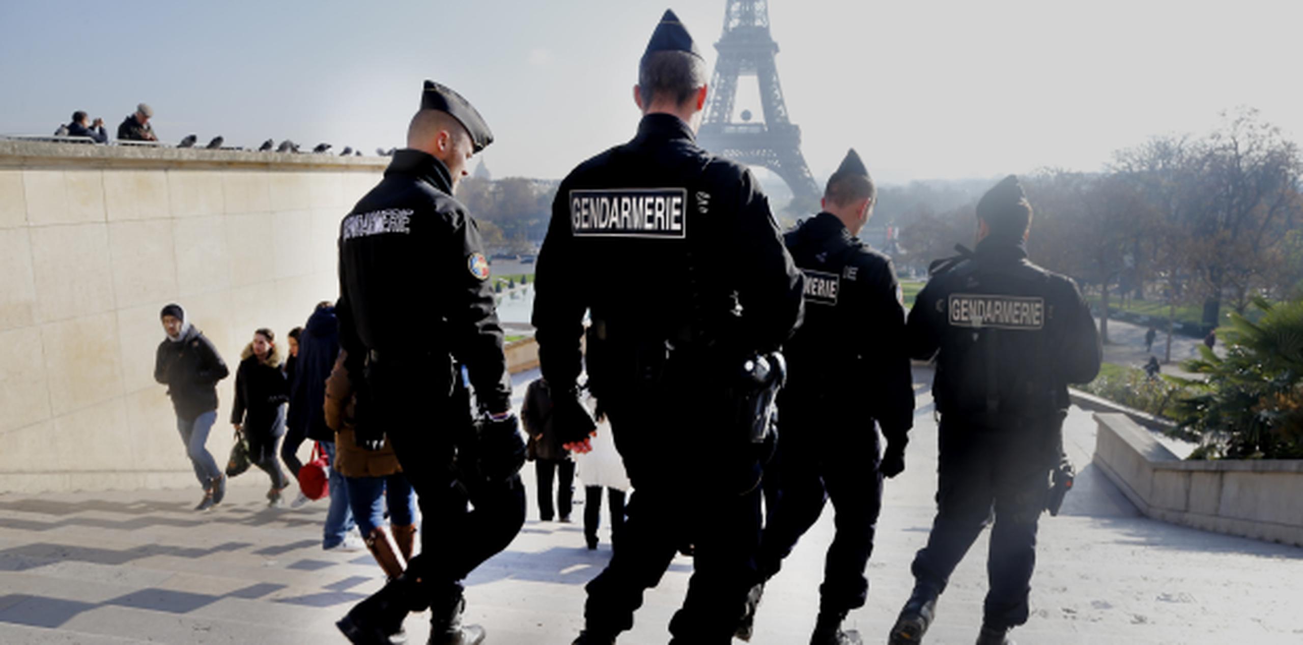 Oficiales de la gendarmería francesa patrullan cerca de la Torre Eiffel, en París. (AP)