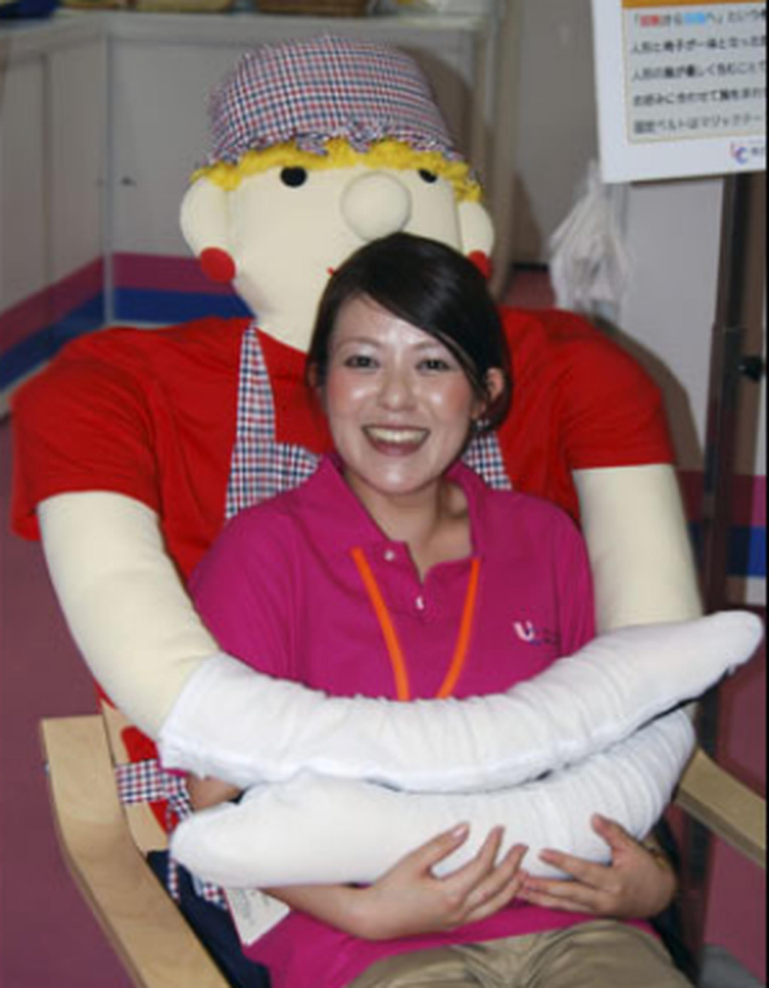 El asiento es especialmente diseñado para "dar abrazos", obra de la compañía japonesa UniCare. (EFE)