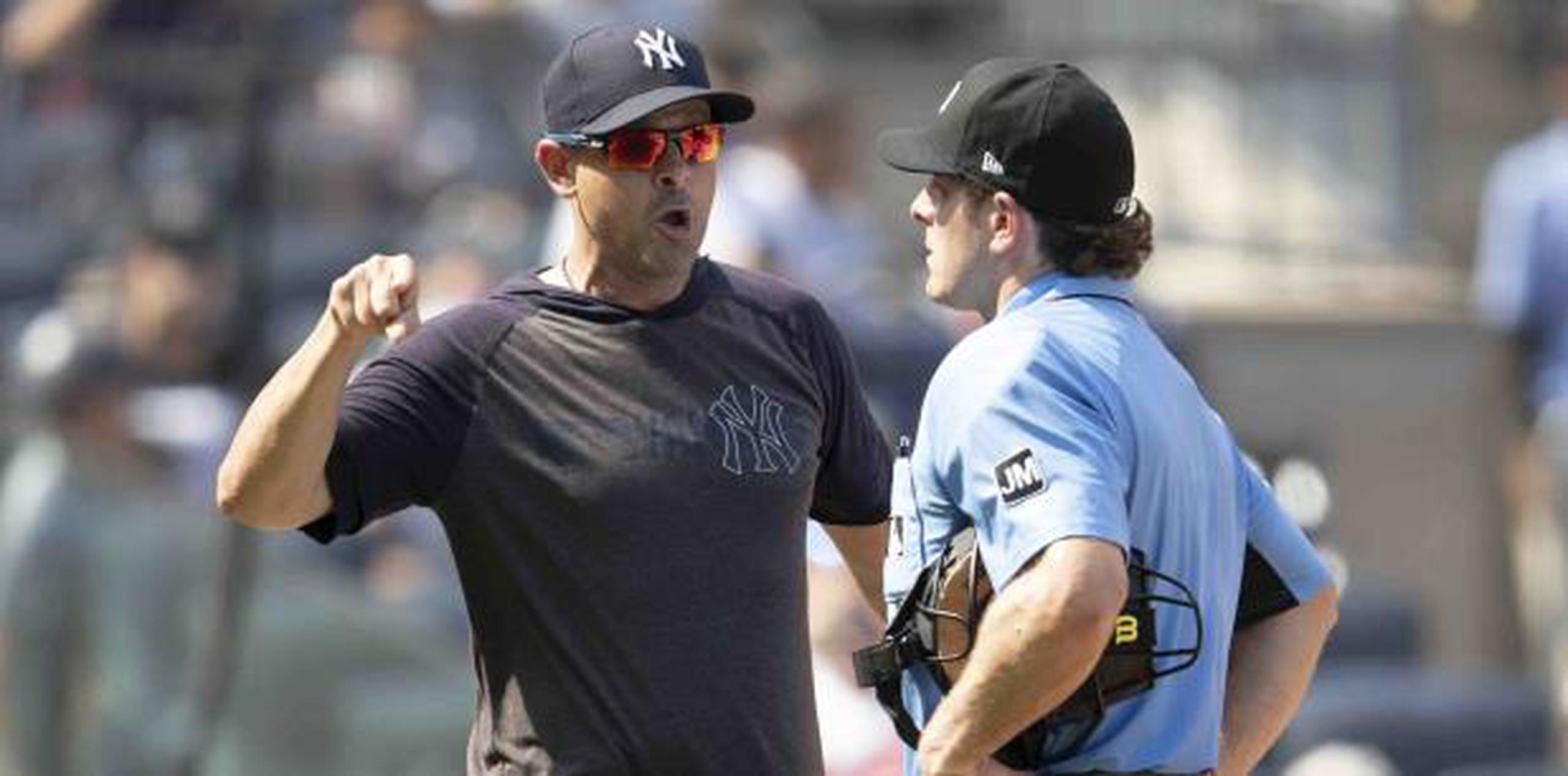 El dirigente de los Yankees Aaron Boone discute con el árbitro principal Ben May. (AP / Mary Altaffer)