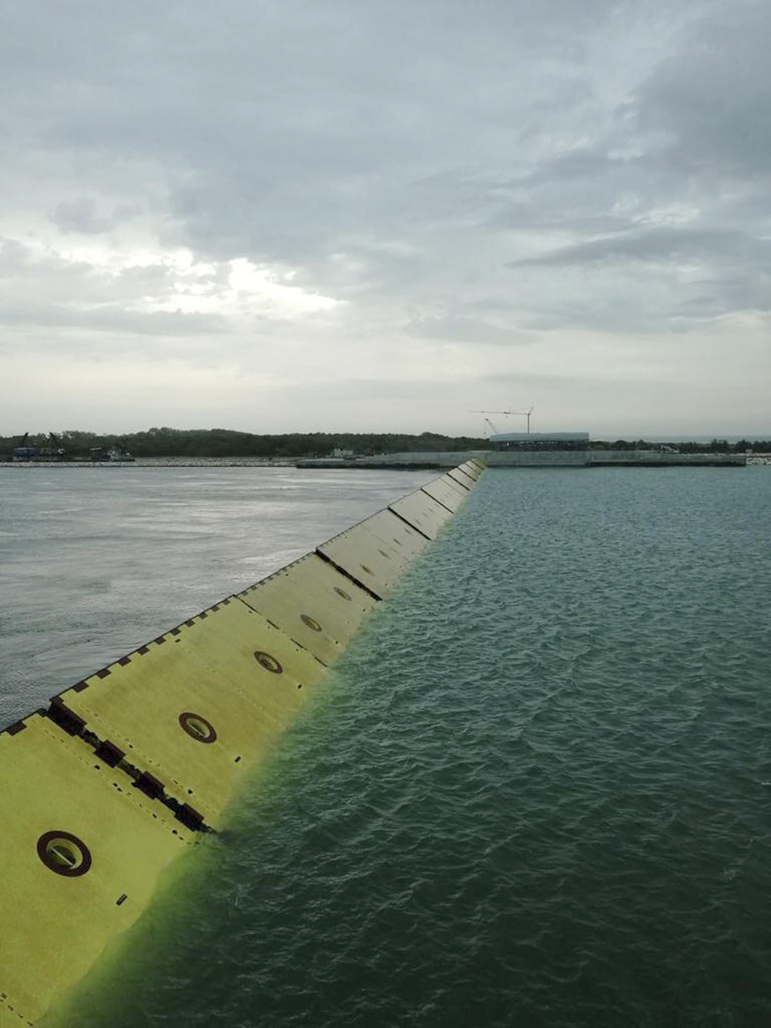 Unas nuevas barreras submarinas en posición erigida durante una marea alta en la laguna de Venecia, Italia, el sábado 3 de octubre de 2020.
