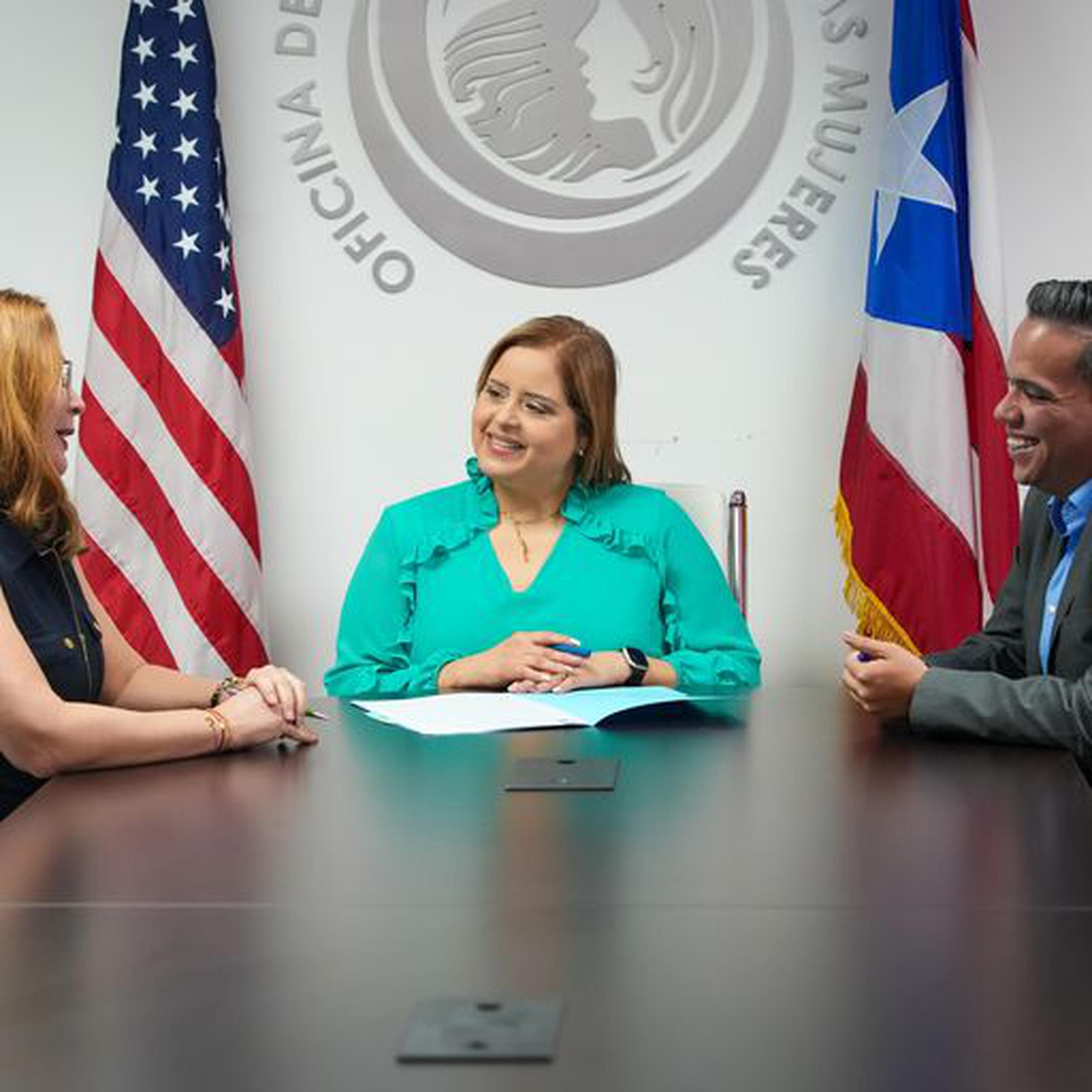 La procuradora, Vilmarie Rivera; la secretaria interina de la Familia, Ciení Rodríguez Troche; y el administrador de ADSEF, Alberto Fradera Vázquez.