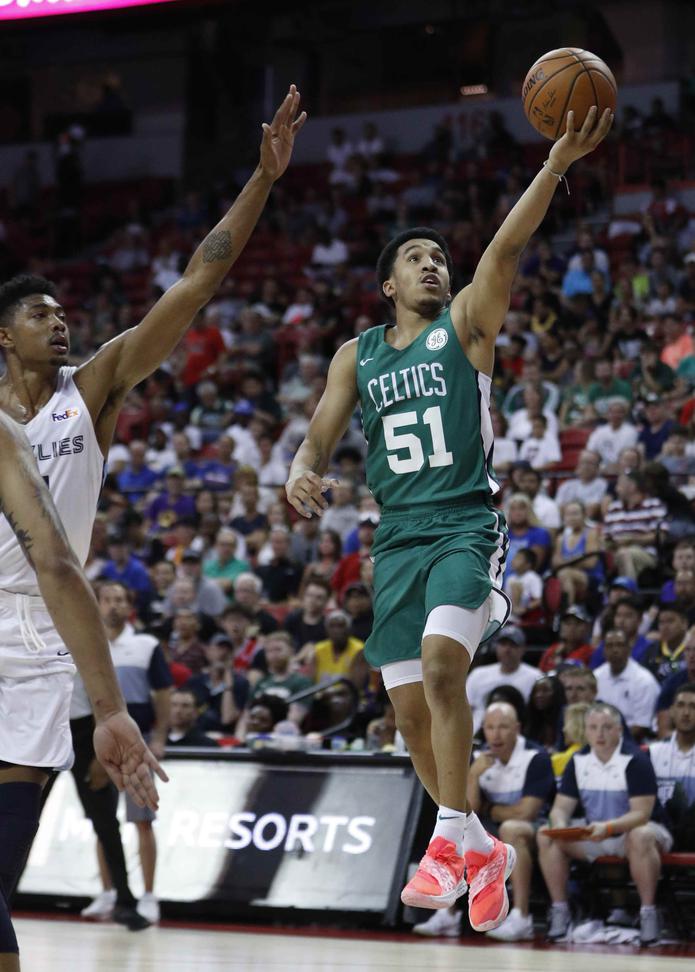 Tremont Waters con el uniforme de los Celtics. (AP)