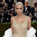 Muestran “daño permanente” que provocó Kim Kardashian al vestido de Marilyn Monroe