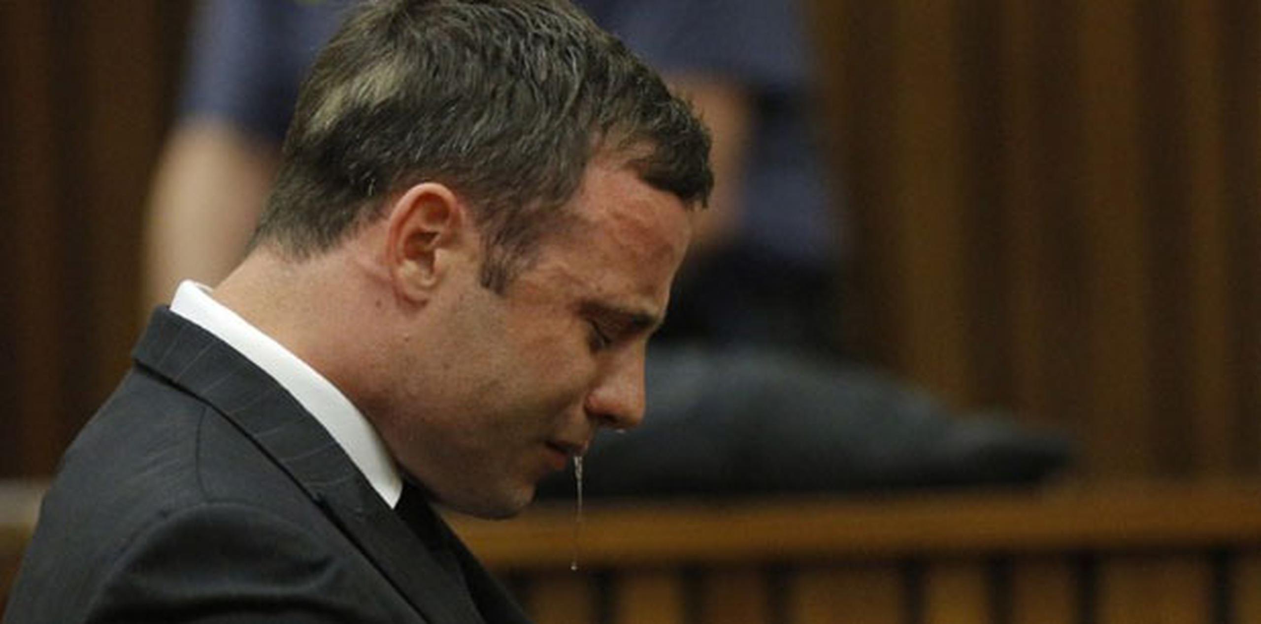 Mientras la jueza hablaba, Pistorius lloraba en silencio, sentado en una banca de madera. (AP)