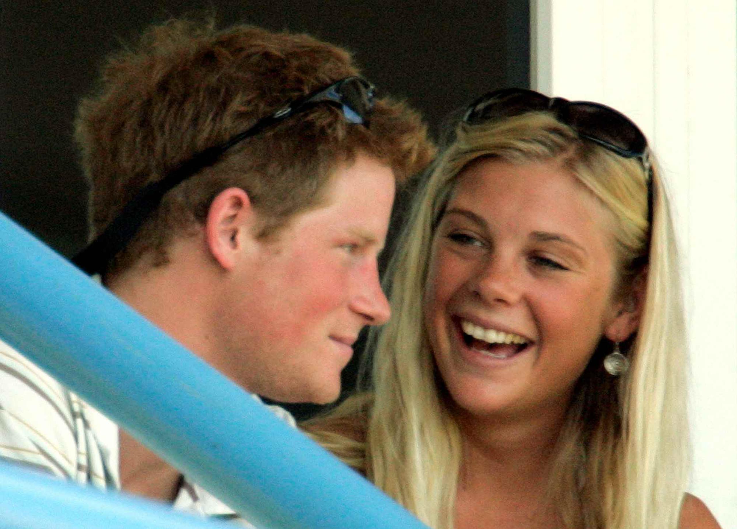 El príncipe Enrique y su entonces novia, Chelsy Davy, en el 2007. (AP)