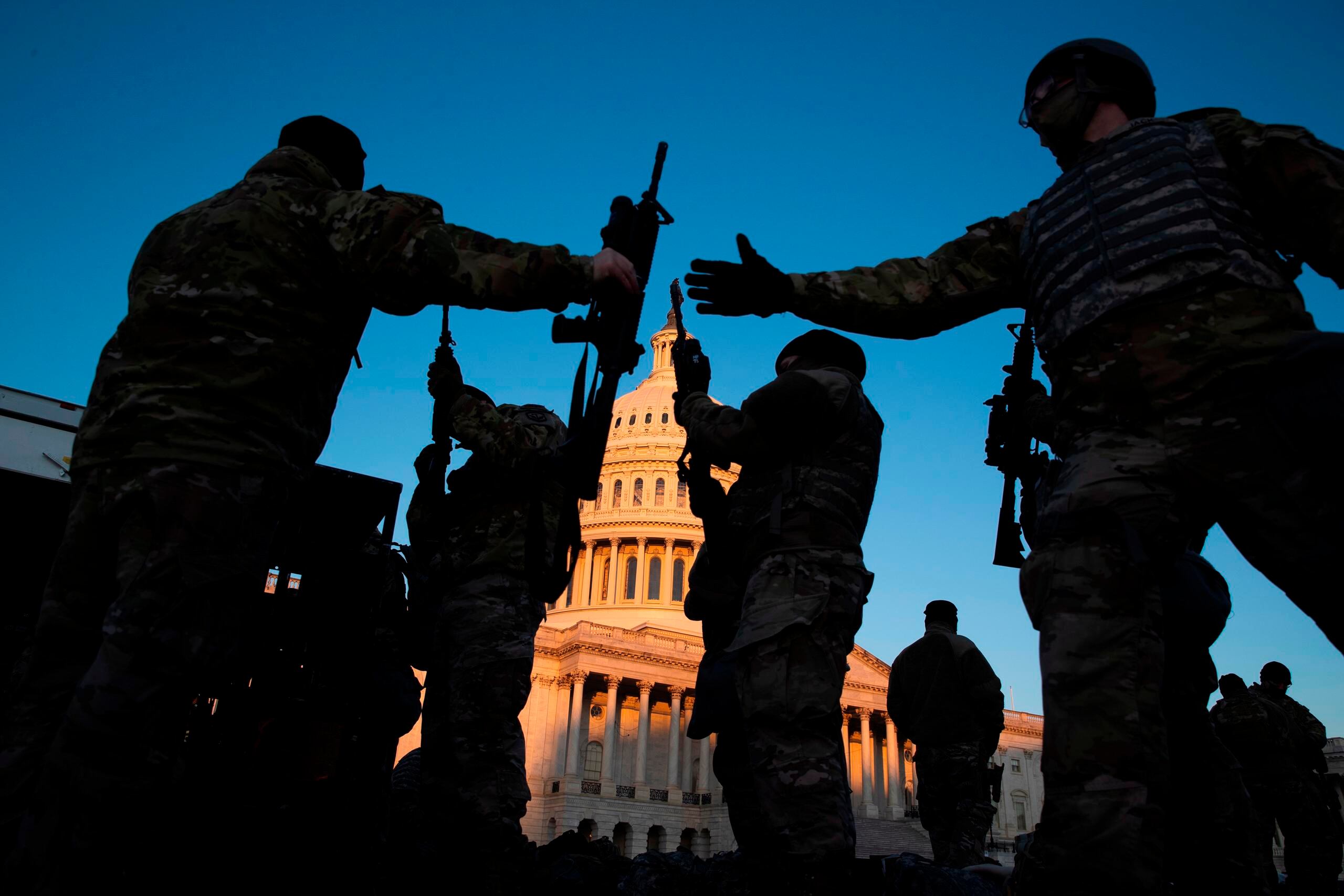 Tropas de la Guardia Nacional de Estados Unidos reciben armas de fuego en el Capitolio de Estados Unidos en Washington, DC.