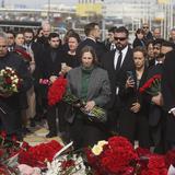 Embajadores extranjeros colocan flores en sitio de la masacre en Moscú