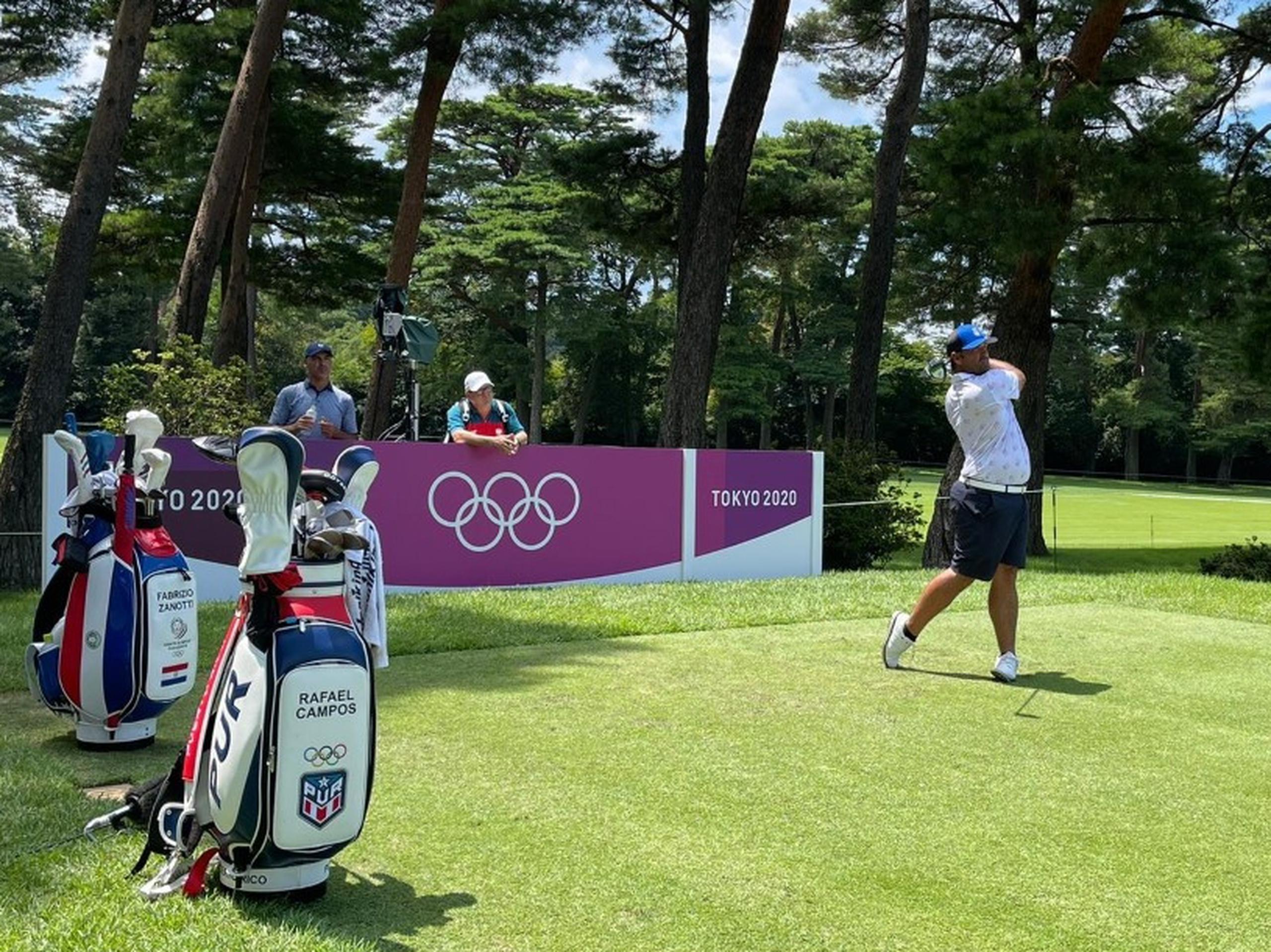 El golfista boricua Rafa Campos completa un golpe de salida durante una sesión de entrenamiento en Tokio,