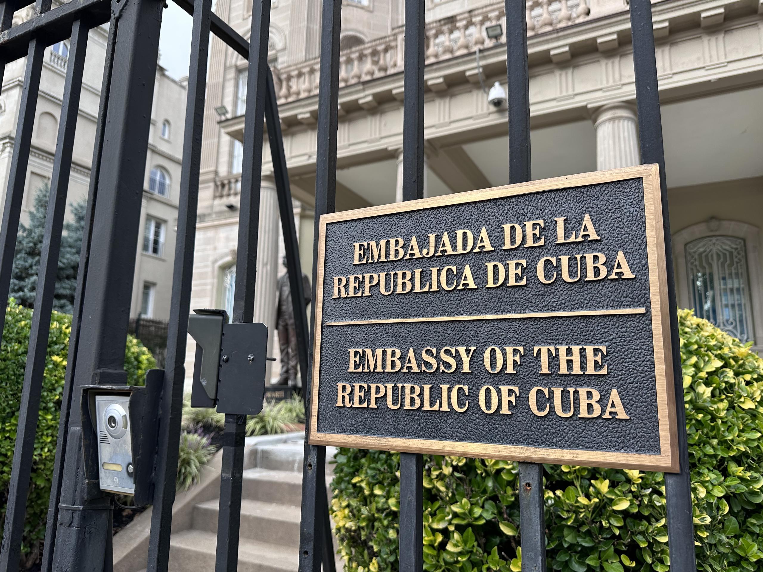 Vista hoy de un vallado en la entrada a sede de la Embajada de Cuba en EE.UU, en Washington, D.C (EE.UU).  EFE/ Octavio Guzmán

