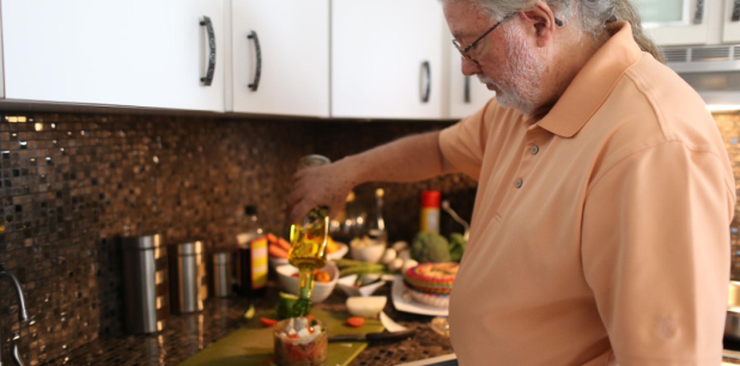 Roy Brown preparando uno de sus platos vegetarianos. (vanessa.serra@gfrmedia.com)