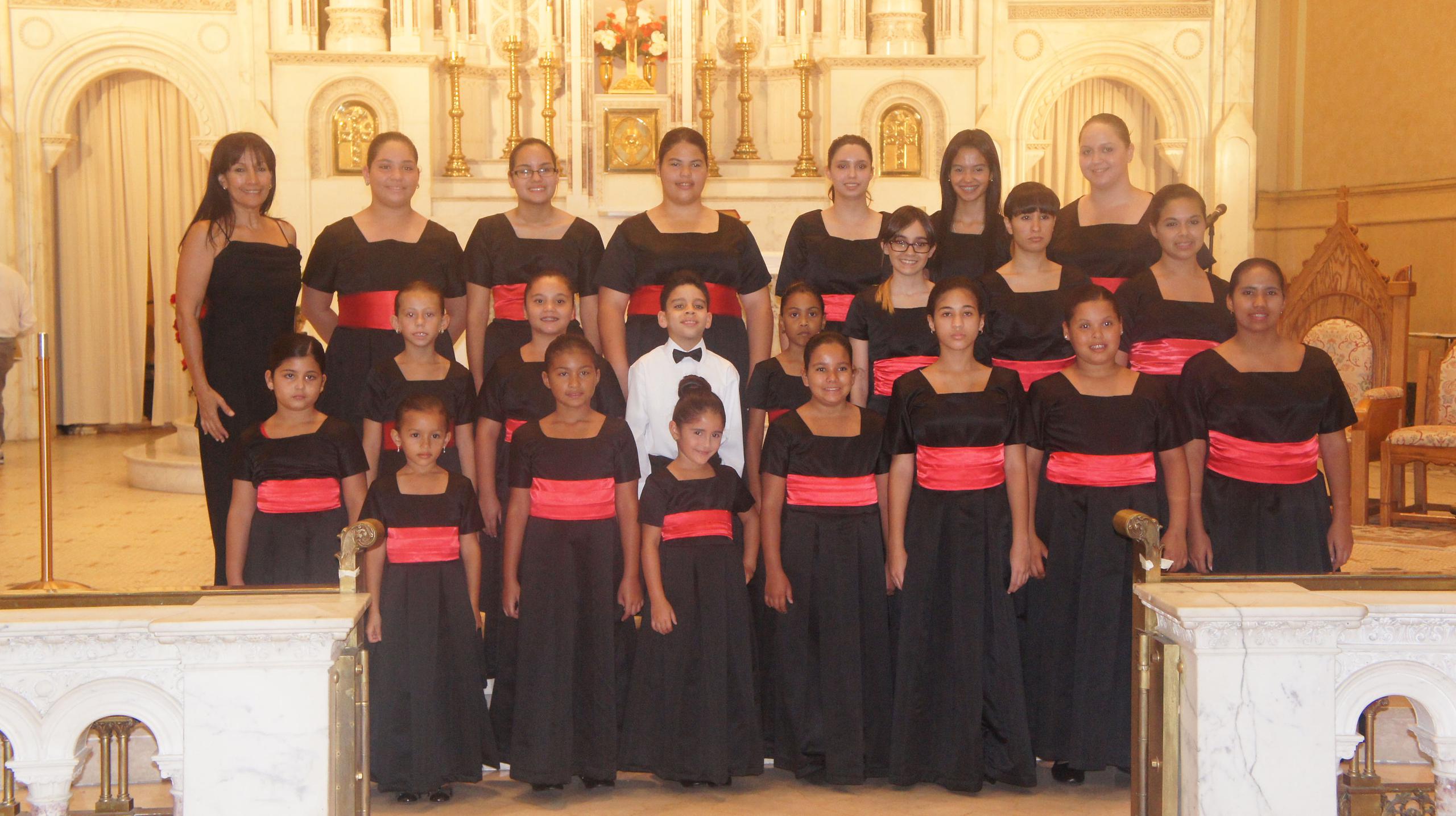 El coro de niños se presenta bajo la dirección de Meredith Alequín Fajardo.