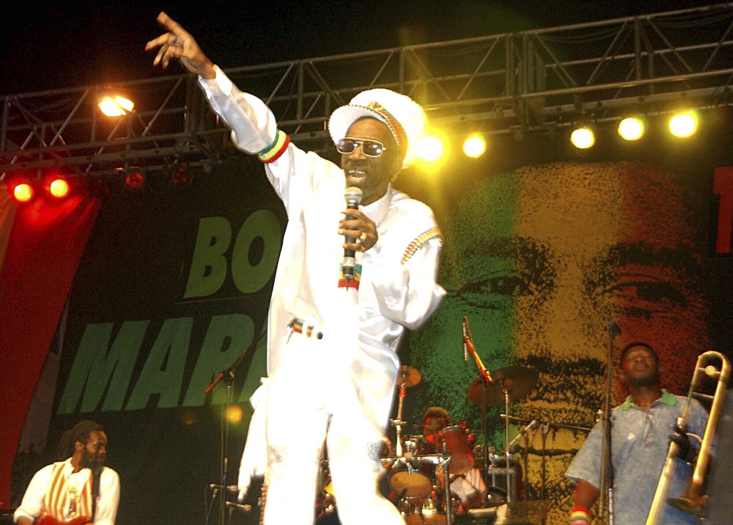Además de su música, los Wailers y otros músicos rasta popularizaron la cultura rastafari entre los jamaiquinos acomodados en la década de 1970.