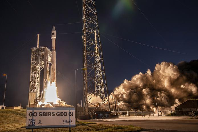 Fotografía cedida por United Launch Systems (ULA) del lanzamiento de un satélite de las Fuerzas Armadas para la detección temprana de misiles, hoy en Cabo Cañaveral, Florida (EE. UU). EFE/ United Launch Systems (ula)
