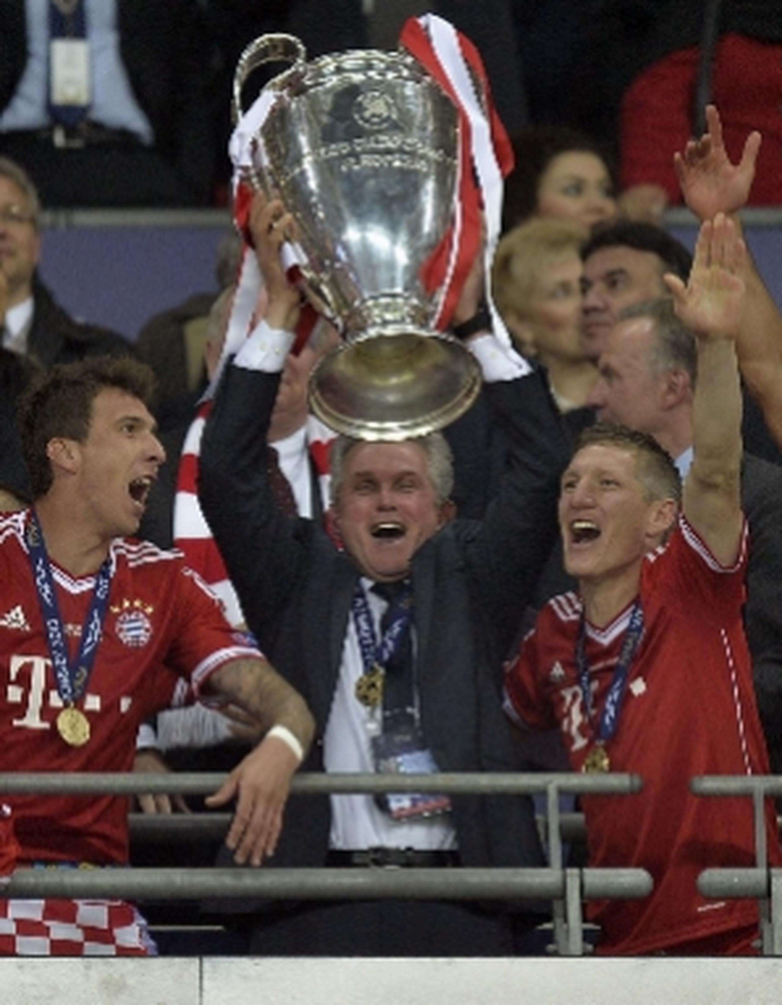 Jupp Heynckes levanta la copa que acredita al Bayern Múnich campeón de la Liga de Campeones luego de derrotar al Borussia Dortmund en la final. AP / Martin Meissner