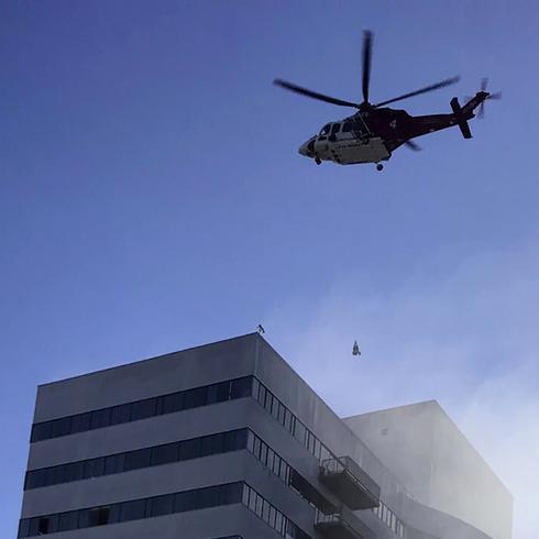Increíble rescate en edificio incendiado en Los Ángeles