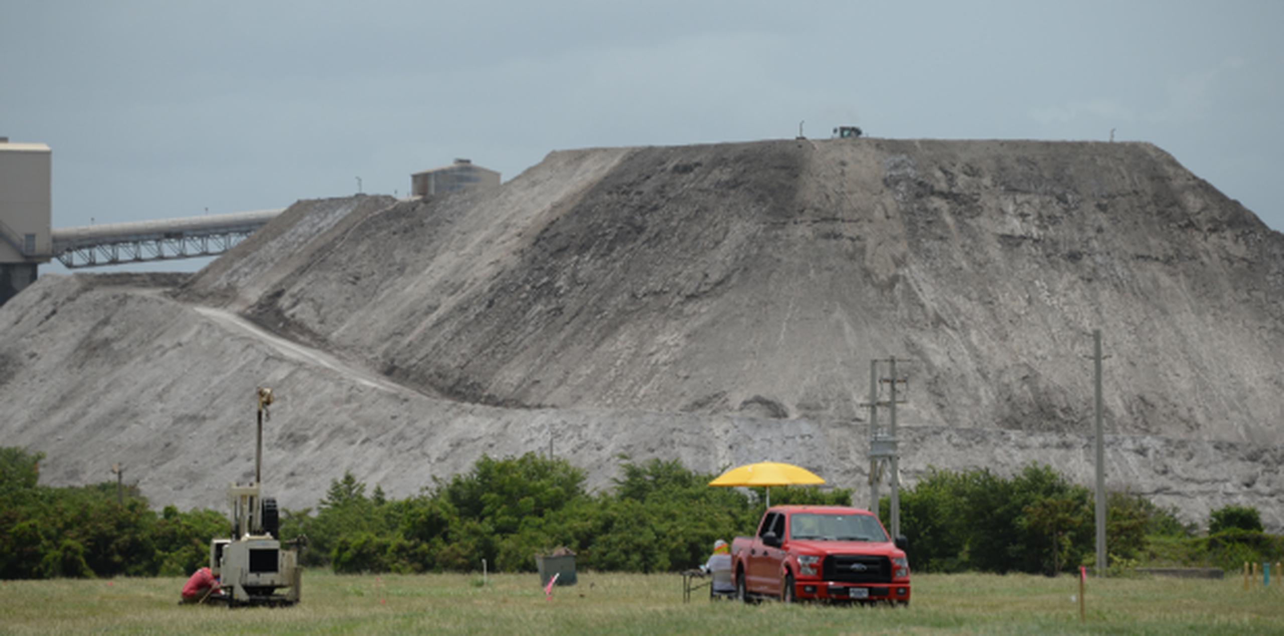 AES mantiene unas pilas de cenizas de carbón en su planta en Guayama, que se supone mantenga humedecidas para evitar el polvo fugitivo. (Archivo)