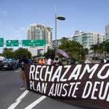 Manifestantes dejan sentir su repudio al Plan de Ajuste de la Deuda