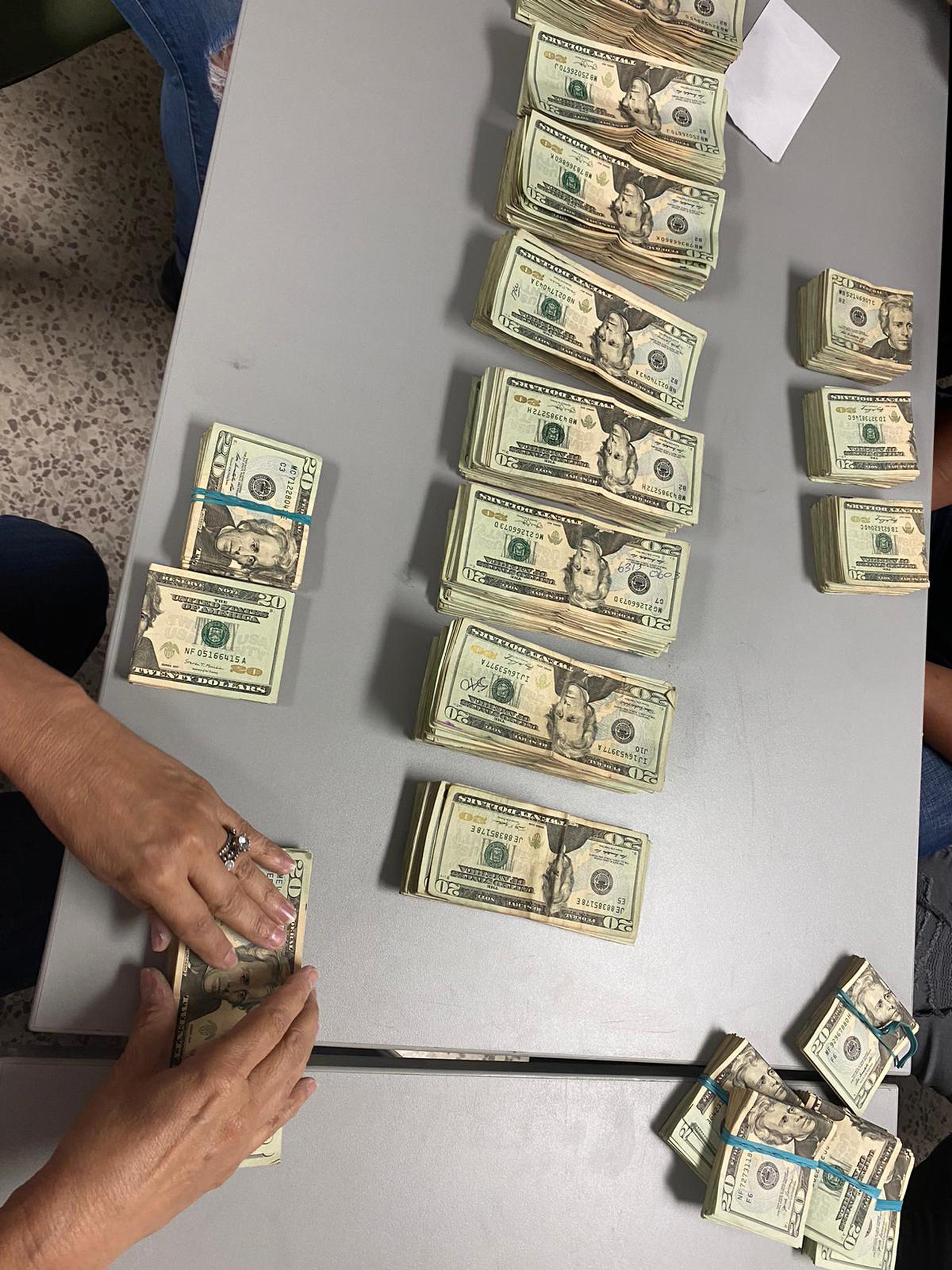 La División Drogas Metropolitana ocupó $159,642 durante un allanamiento en el residencial Rosendo Matienzo Cintrón, en Cataño. 