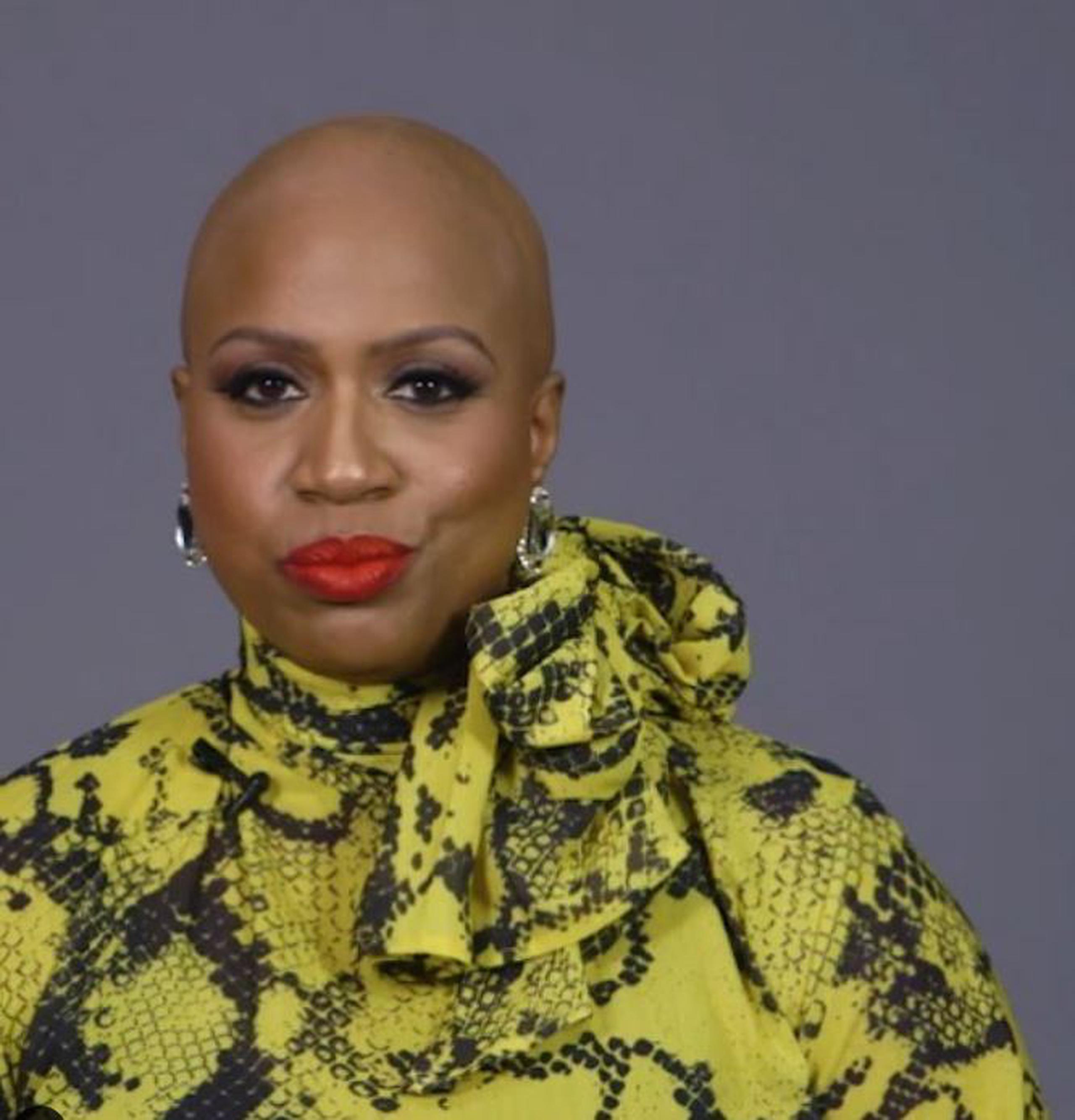 Congresista Ayanna Pressley estadounidense muestra su alopecia a través de un vídeo compartido por redes sociales.