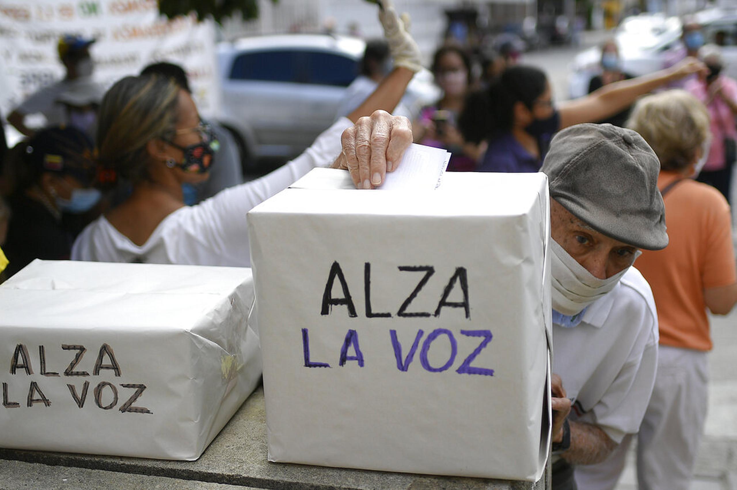 Un anciano vota en la consulta organizada por la oposición en Caracas, Venezuela.