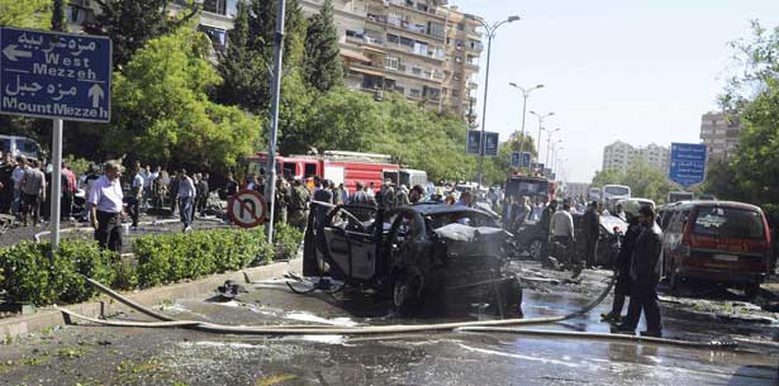 A raíz del atentado varios vehículos resultaron muy dañados. (EFE/SANA)