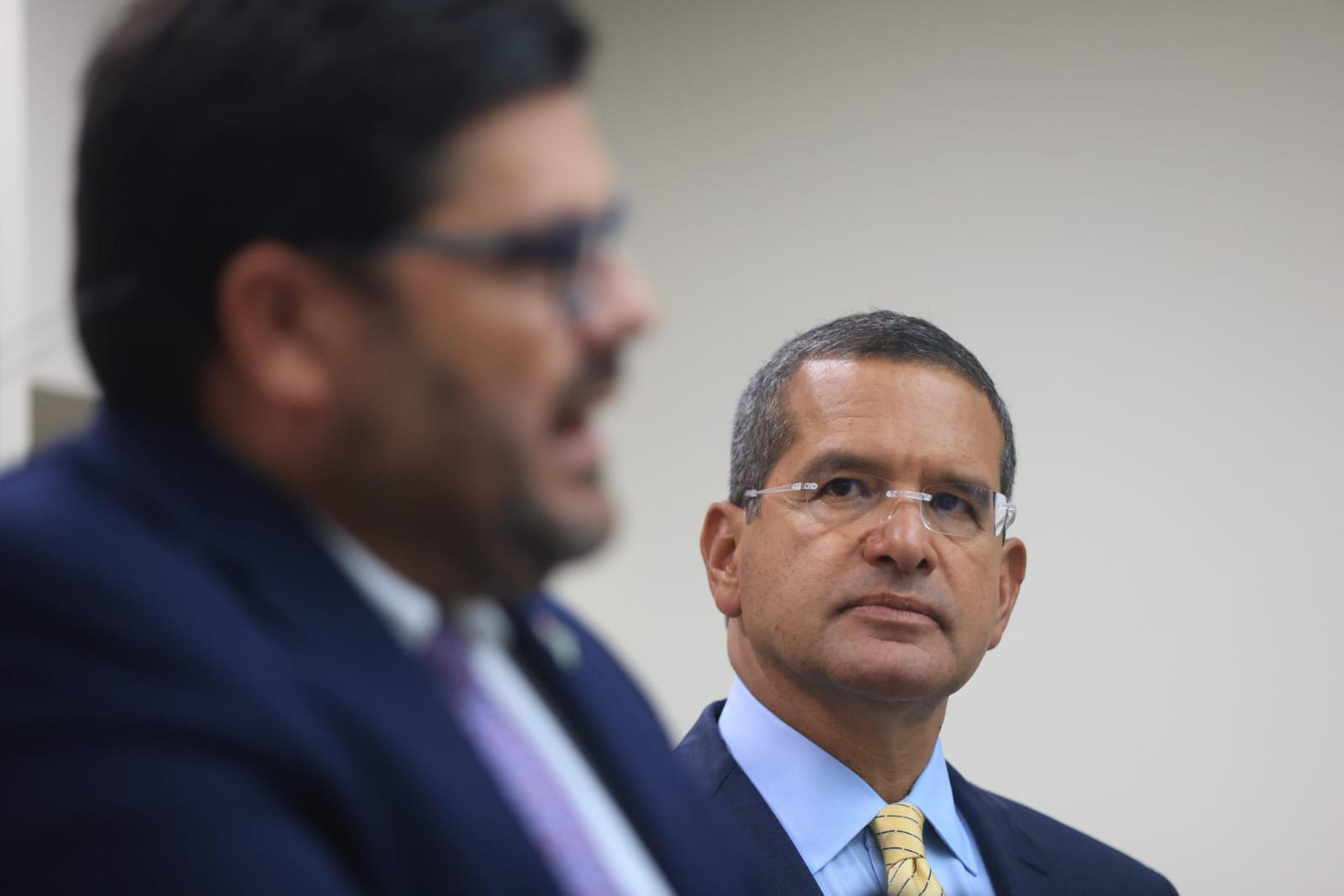 El gobernador Pedro Pierluisi (a la derecha), junto al secretario de Salud, Carlos Mellado (a la izquierda).