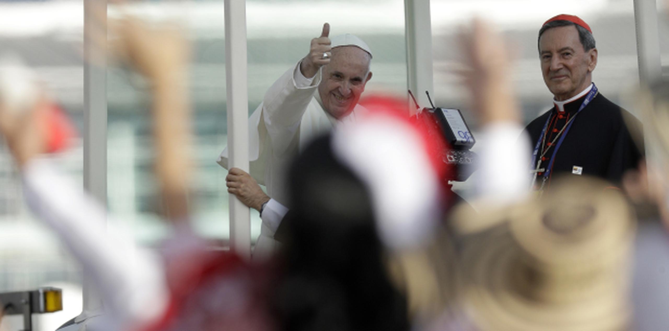 El papa saluda a feligreses tras su llegada al aeropuerto El Dorado, en Colombia. (AP)