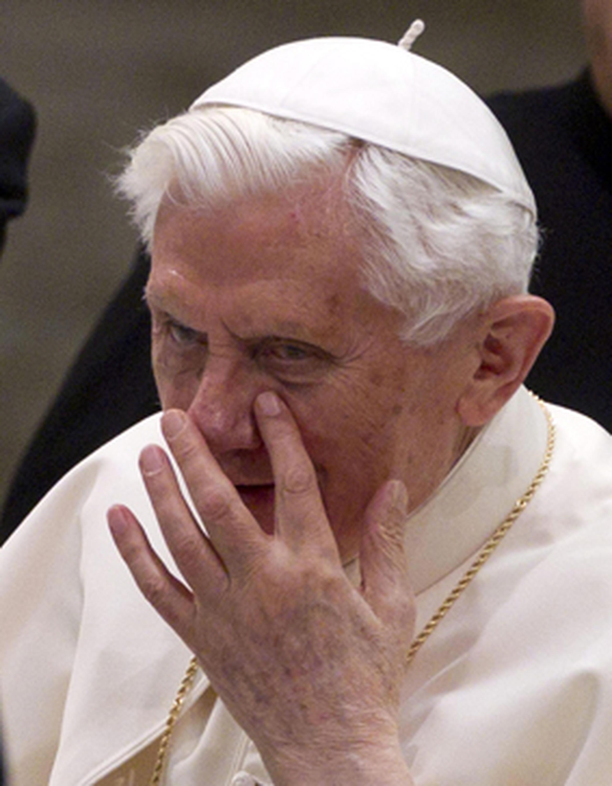 Benedicto XVI, de casi 86 años, aseguró hoy a los fieles que ha renunciado al Pontificado "en plena libertad por el bien de la Iglesia" y tras constatar que "le faltan las fuerzas necesarias para ejercer con el vigor necesario el ministerio petrino" (el papado). (EFE/Claudio Peri)