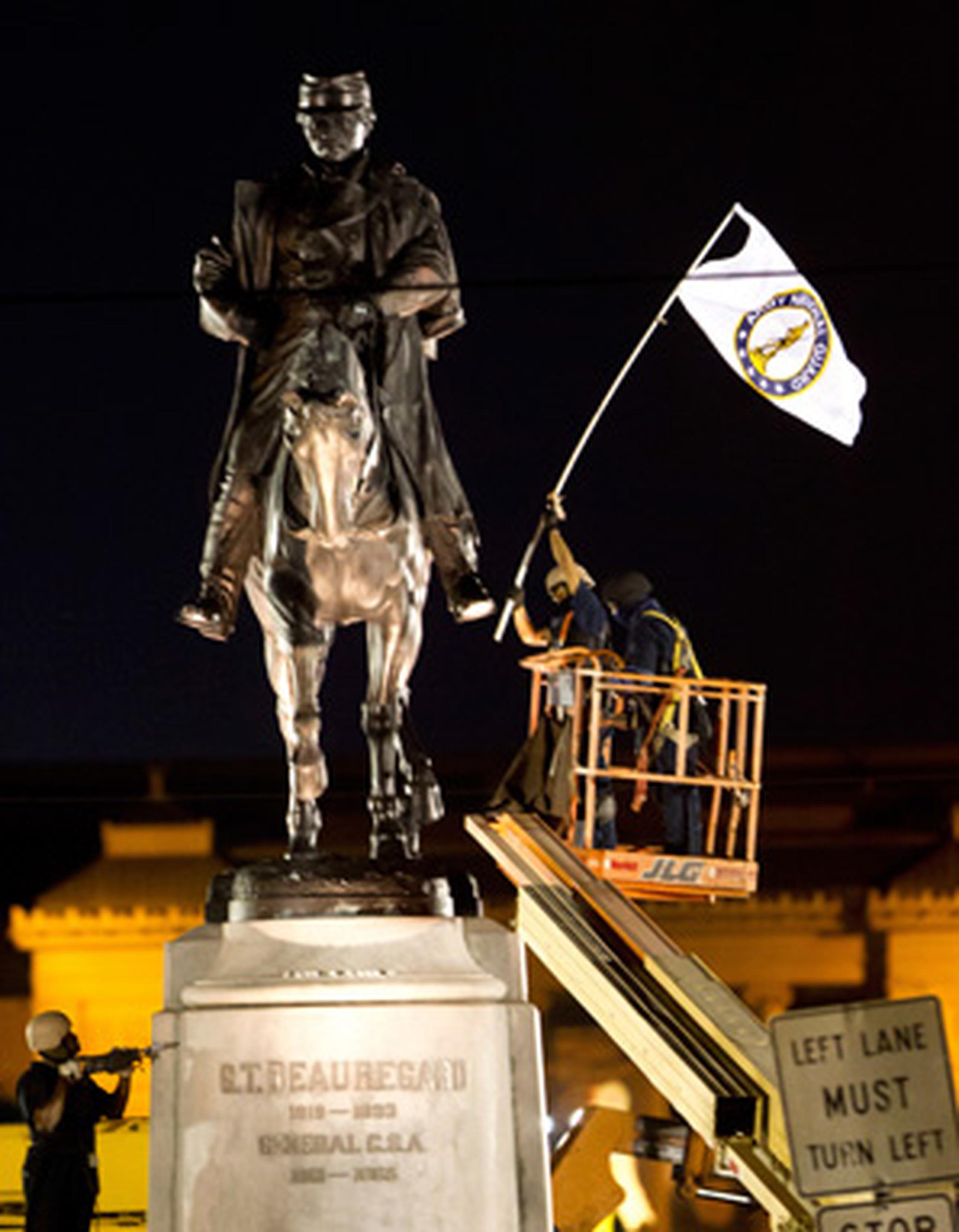 El traslado de la estatua siguió al de una escultura del único presidente confederado y al de un monumento de recuerdo a una rebelión blanca contra un gobierno birracial de la era de la Reconstrucción en la ciudad.  (AP)