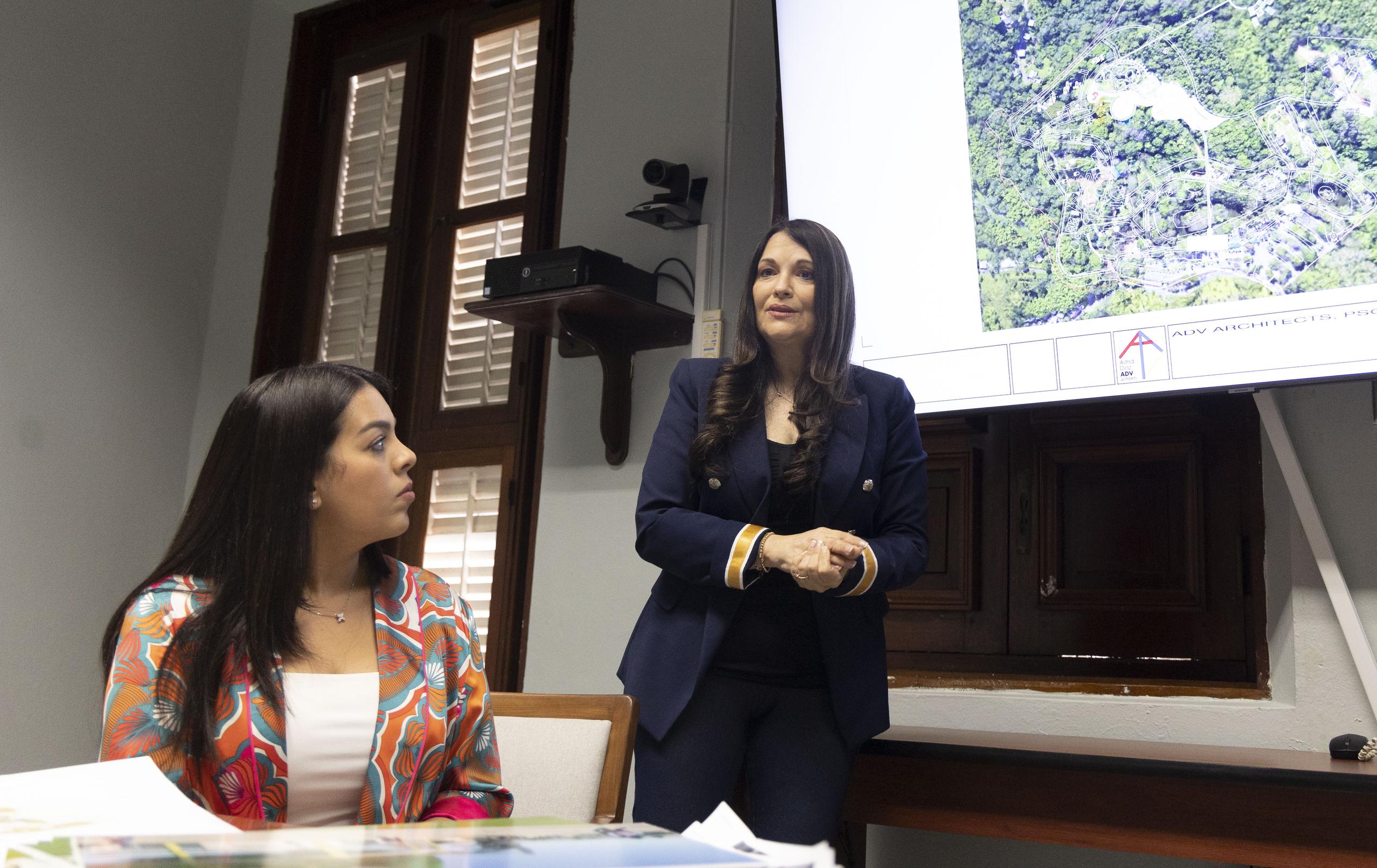 La arquitecta Astrid Díaz y la secretaria del DRNA, Anaís Rodríguez, explican los planes para convertir el Zoológico de Mayagüez en el "EcoJardín de Puerto Rico, doctor Juan A. River".