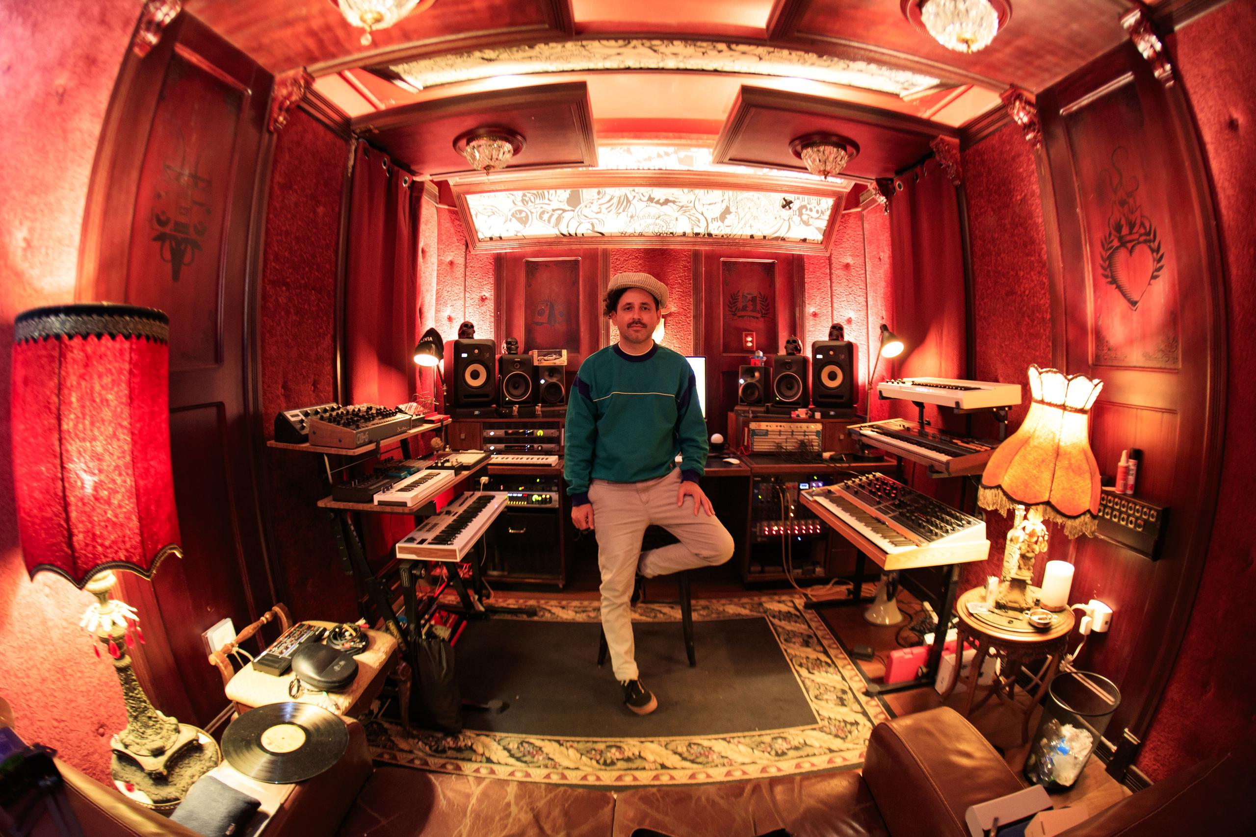 En La Casa del Sombrero, su taller ubicado en la parte posterior de la residencia, ha creado grandes proyectos musicales.