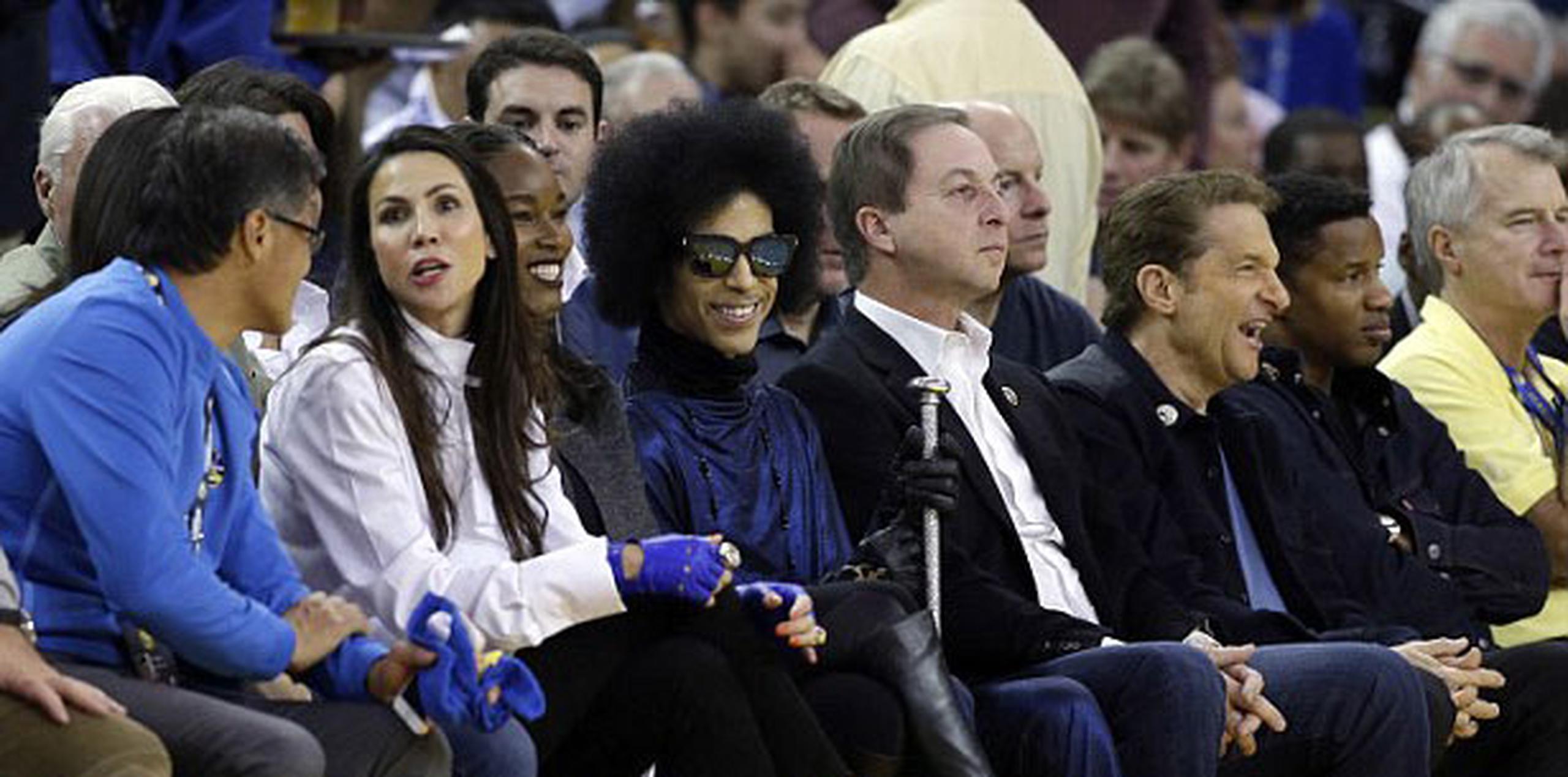 Hace tan solo unas semanas, Prince asistió al encuentro entre los Warriors de Golden State y el Thunder de Oklahoma. (Archivo)