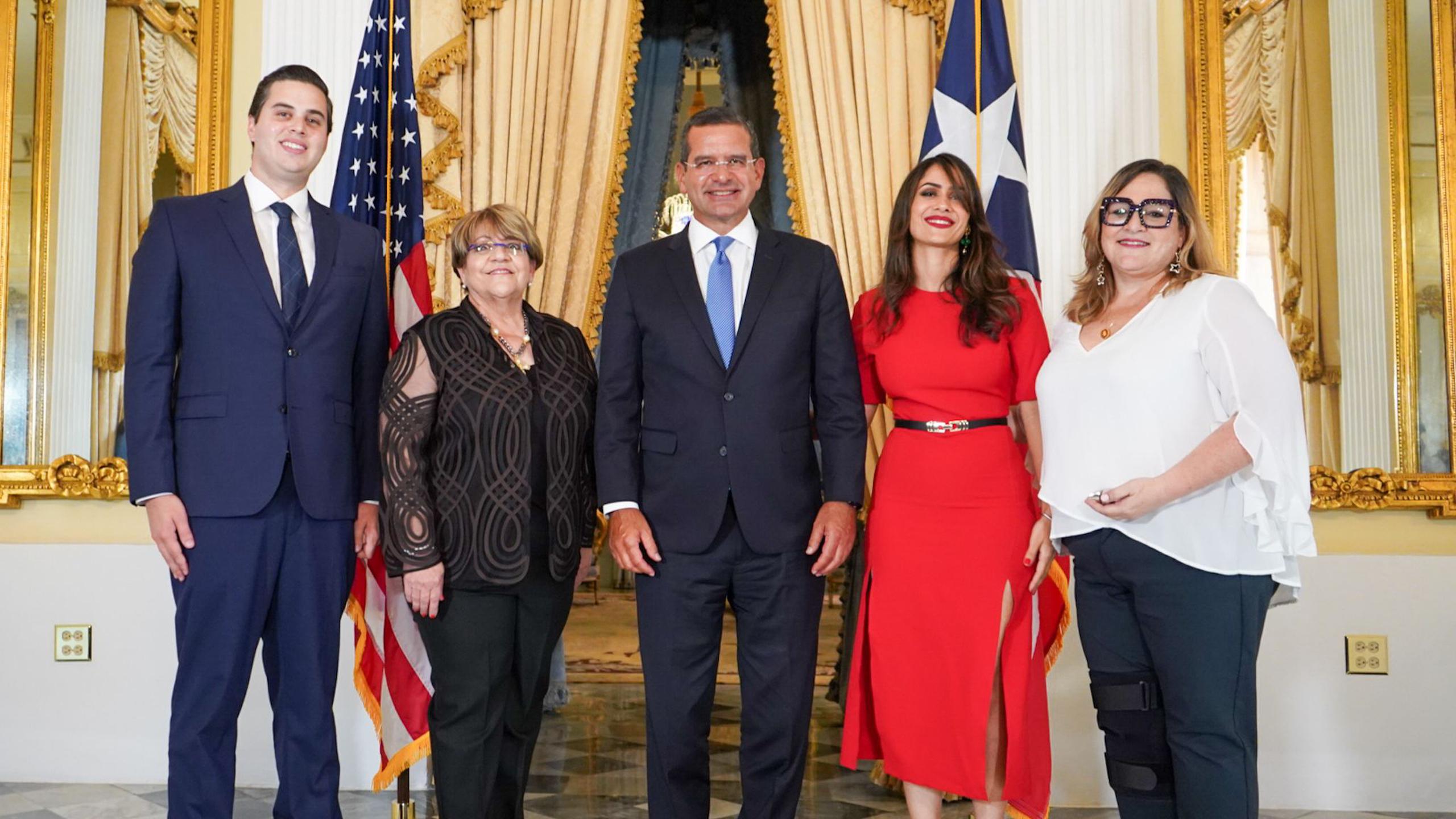 El gobernador Pedro Pierluisi -en el medio-, junto a los delegados Roberto Lefranc, María “Mayita” Meléndez, Elizabeth Torres y Melinda Romero.