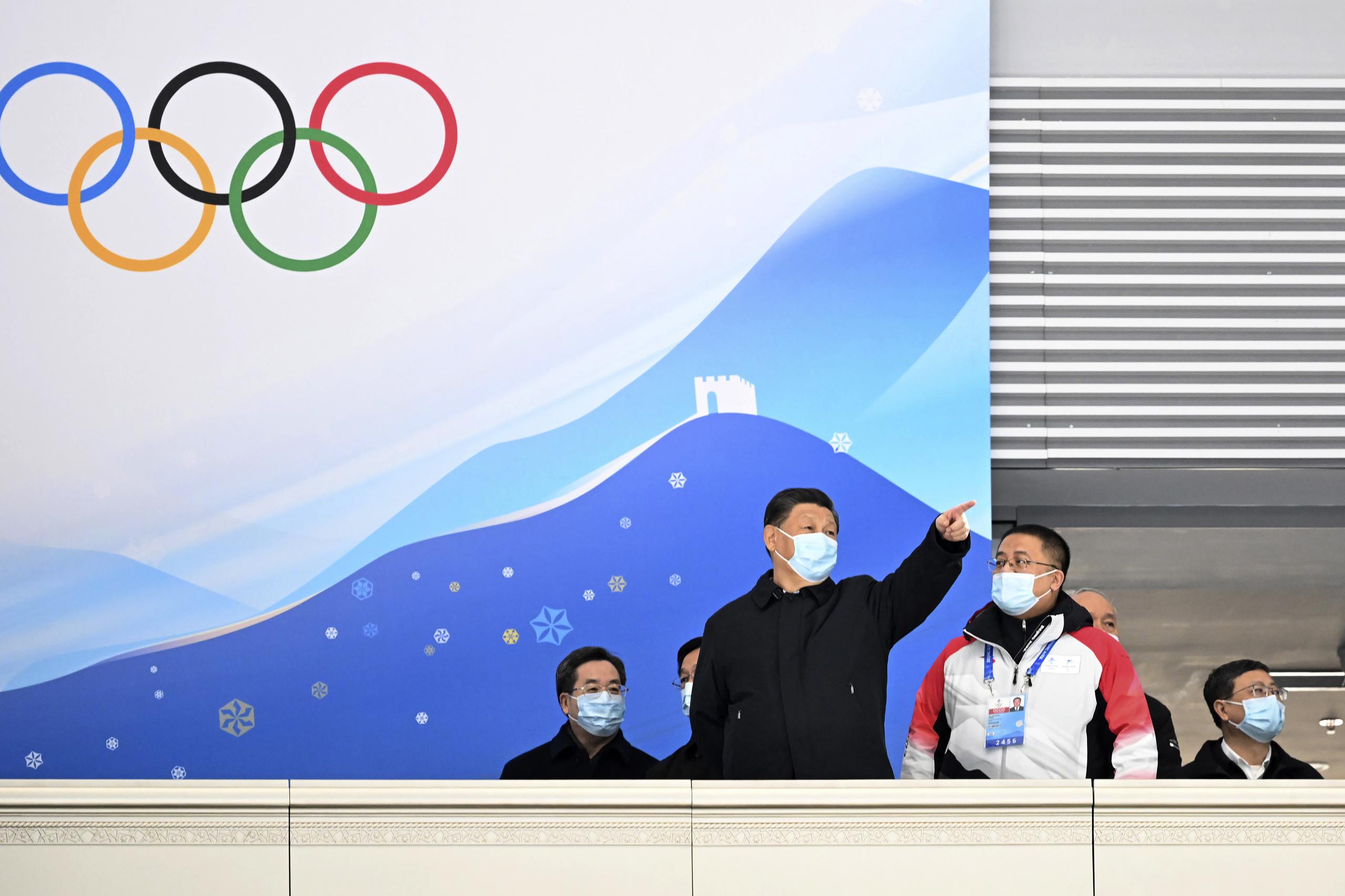 En esta foto dadaa conocer por la agencia noticiosa china Xinhua, el presidente chino It Xi Jinping visita el Óvalo Nacional de Patinaje, una instalación de competencias para los Juegos Olímpicos Invernales del 2022, el 4 de enero en Beijing. (
