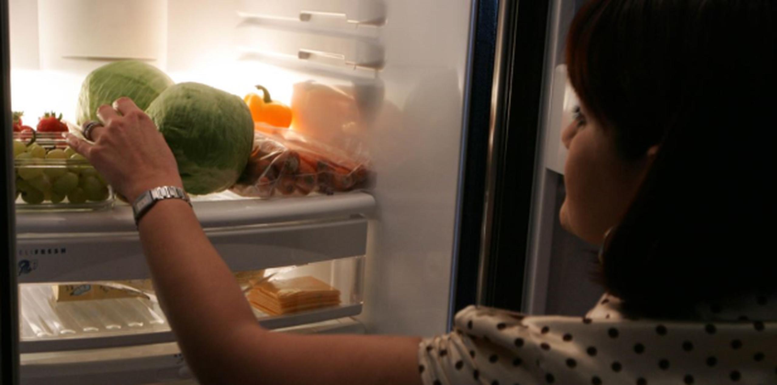 Agrupa los alimentos, tanto en el refrigerador como en el congelador. Esto ayudará a mantenerlos fríos por más tiempo. (Archivo)