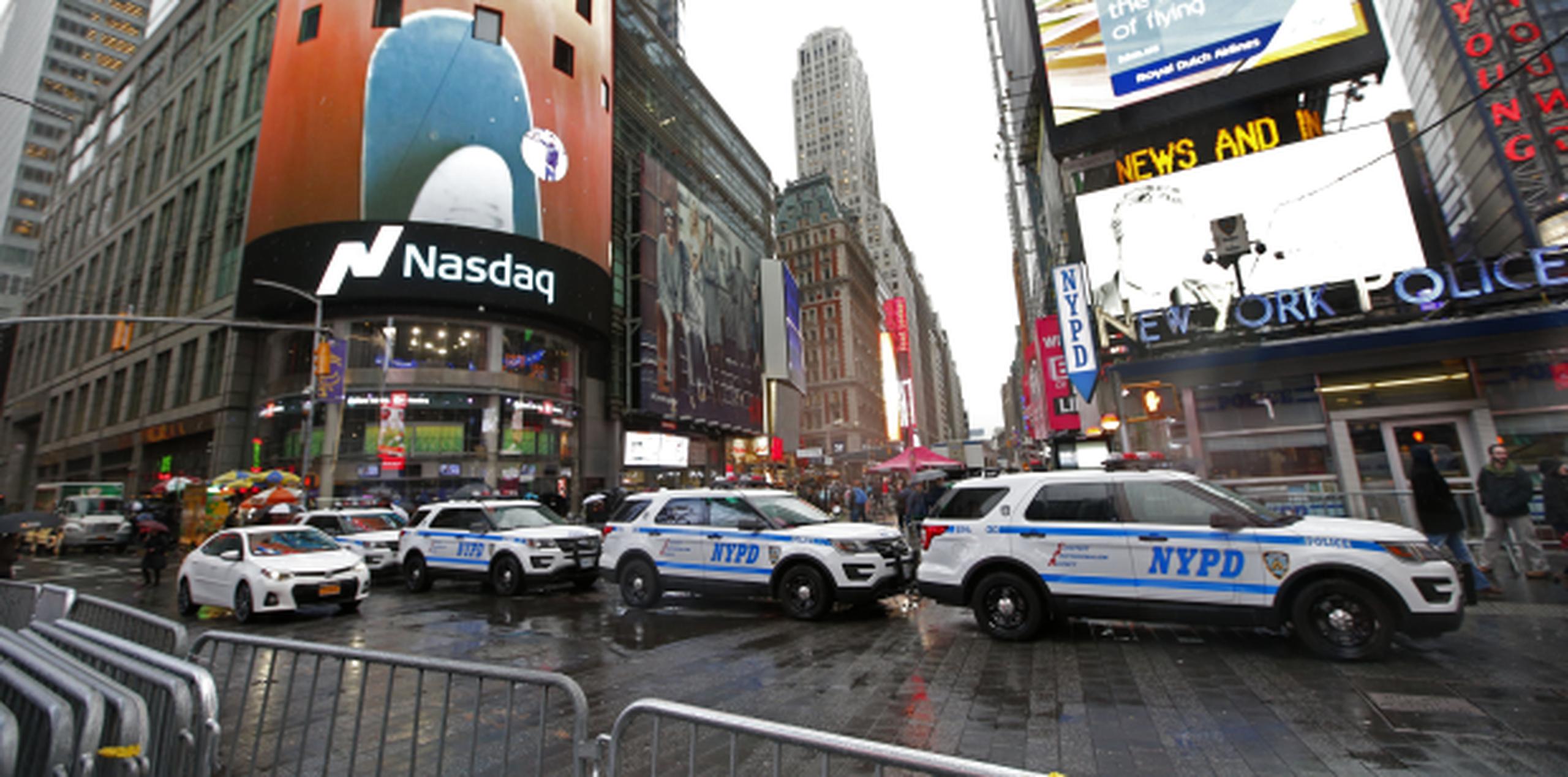 Guaguas de la Policía estacionadas en Times Square. (Prensa Asociada)
