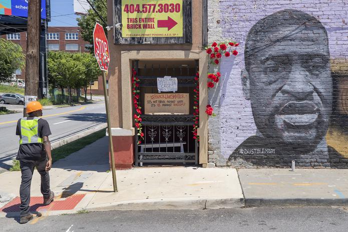 La esquina de la calle del sur de Mineápolis (Minesota) en la que murió asfixiado el afroamericano George Floyd. EFE/EPA/ERIK S. LESSER/Archivo