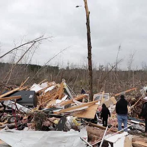 Buscan sobrevivientes tras los tornados en Estados Unidos